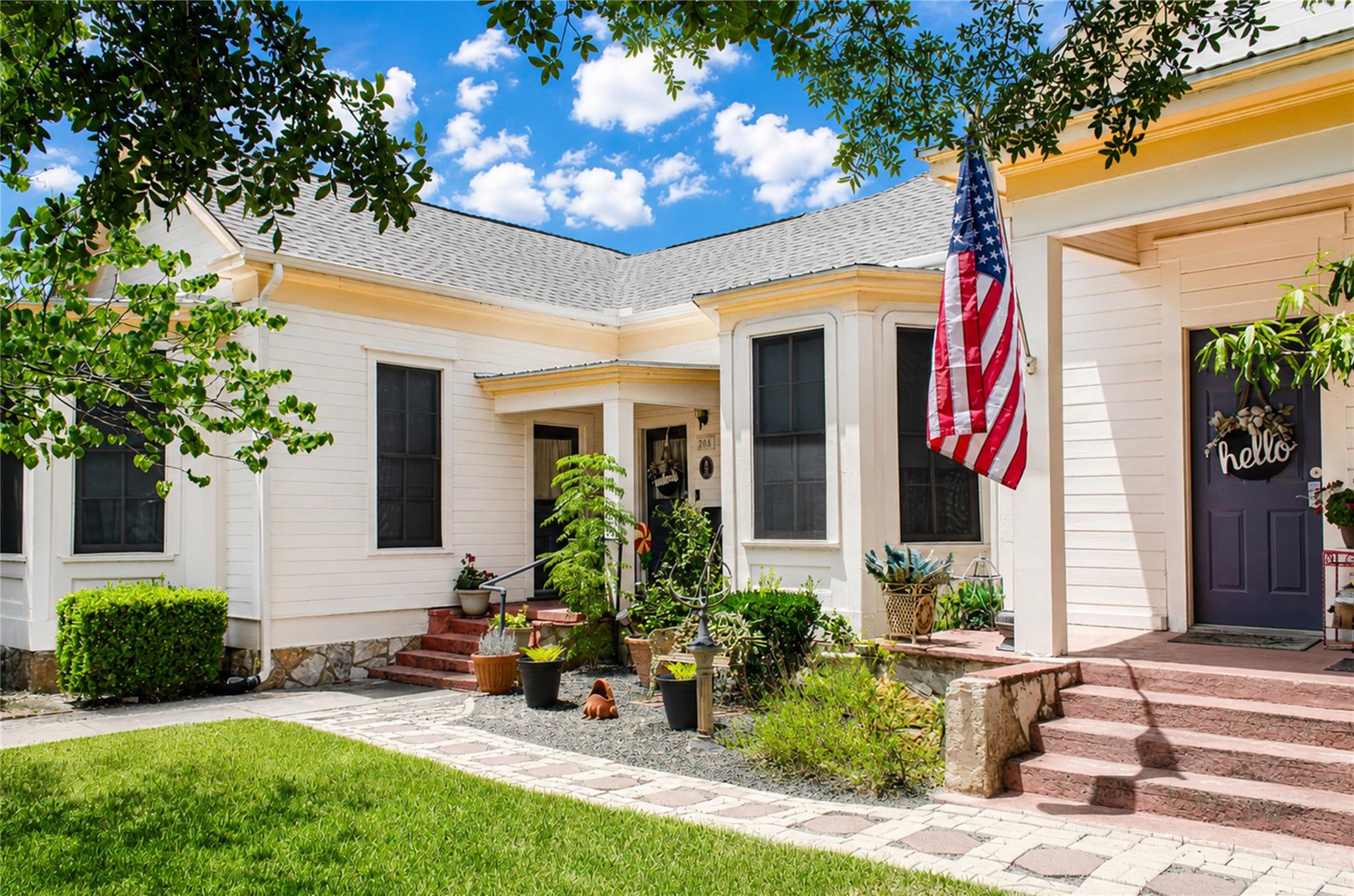 Timeless horizontal siding pairs with classic sto