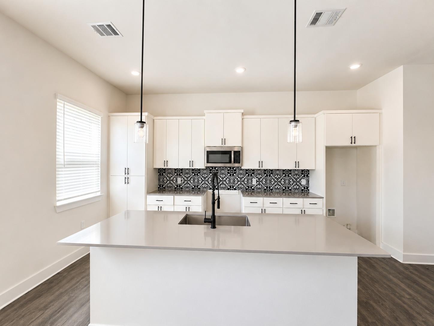 Listing photo 1 of 1106  Begonia Ter  #1