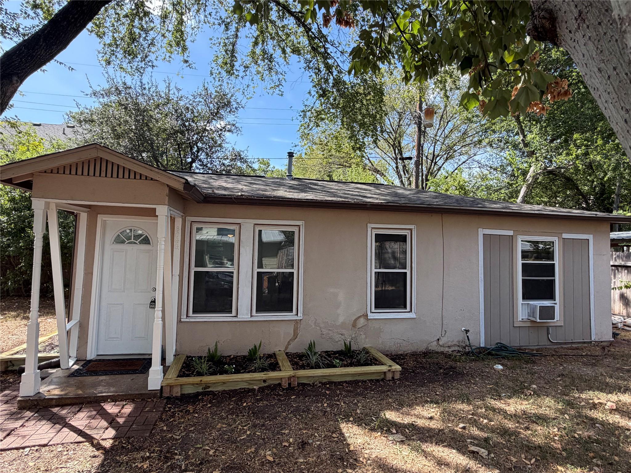 Listing photo 1 of 808 E 46th St  #B