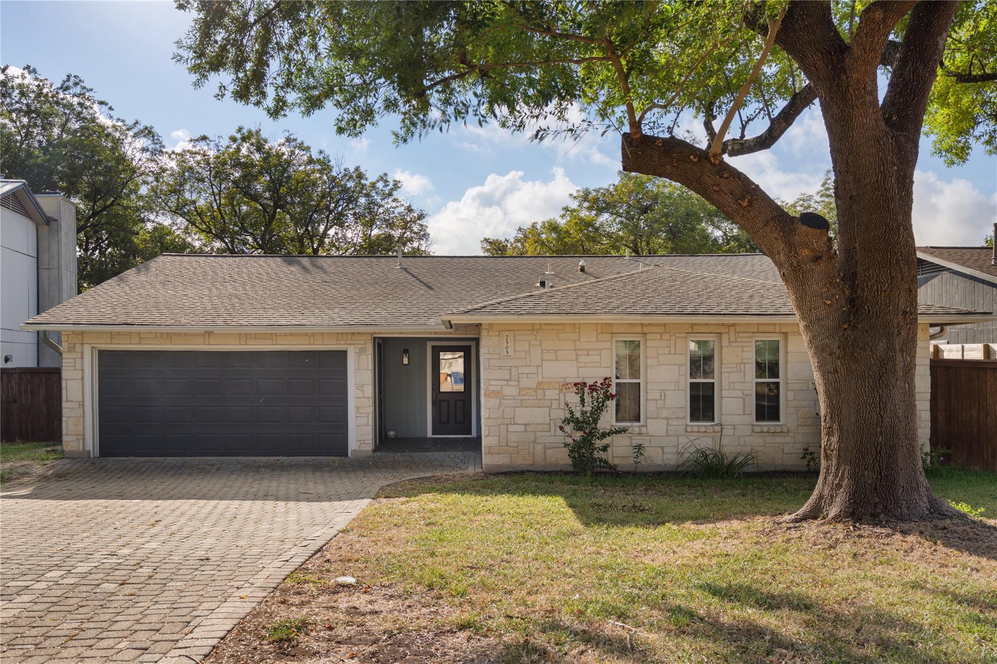 Listing photo 1 of 7505  Burly Oak Cir