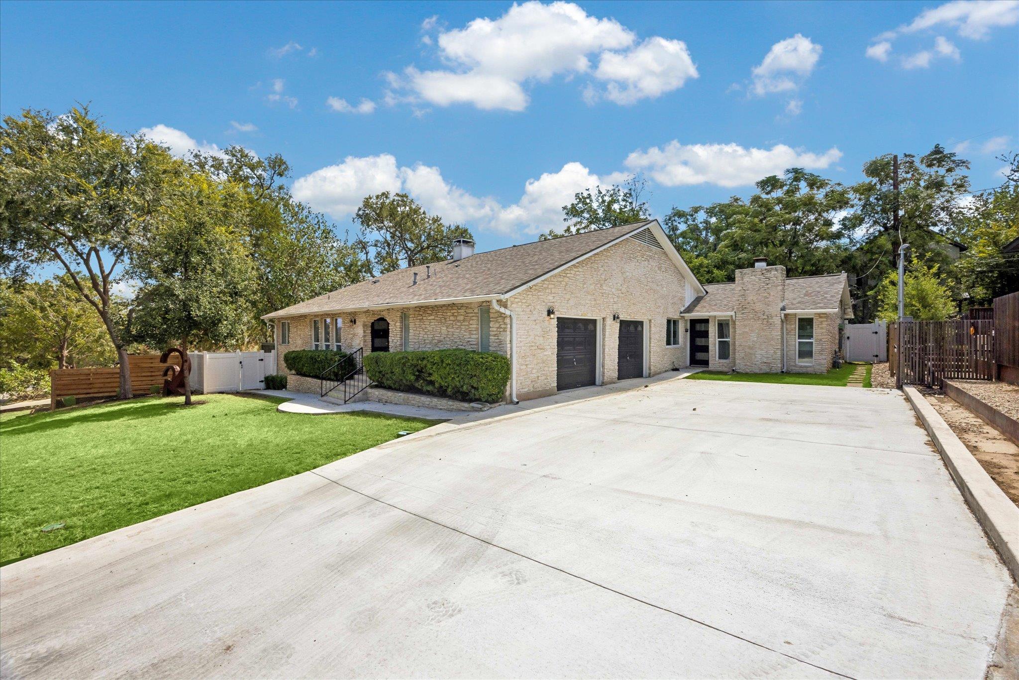 Listing photo 1 of 2005  Meadowridge Dr  #B