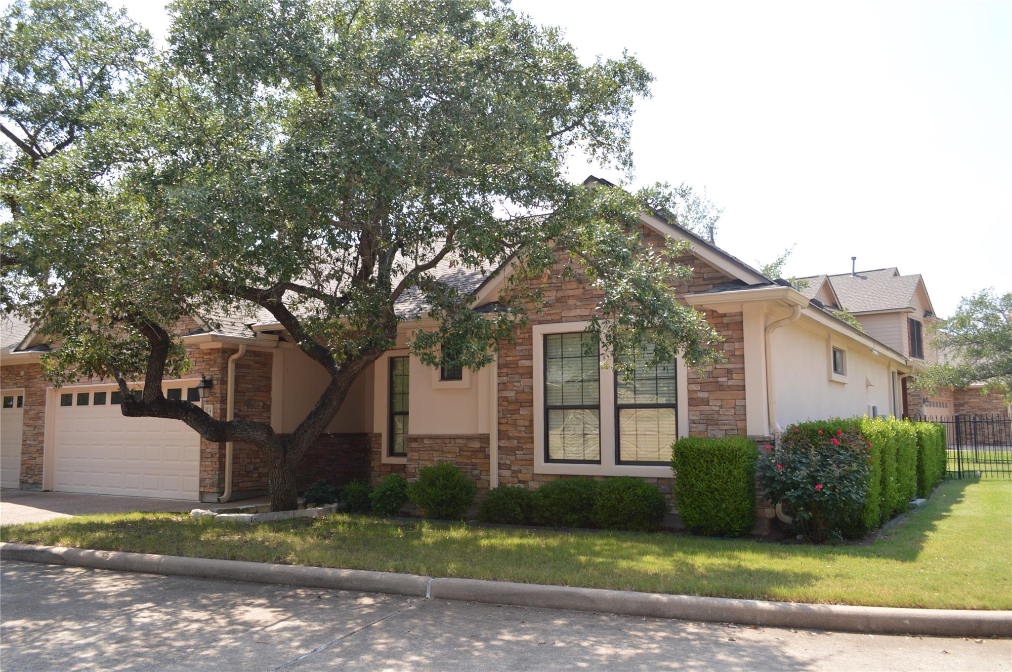 Listing photo 1 of 4200  Dot Dr  #36