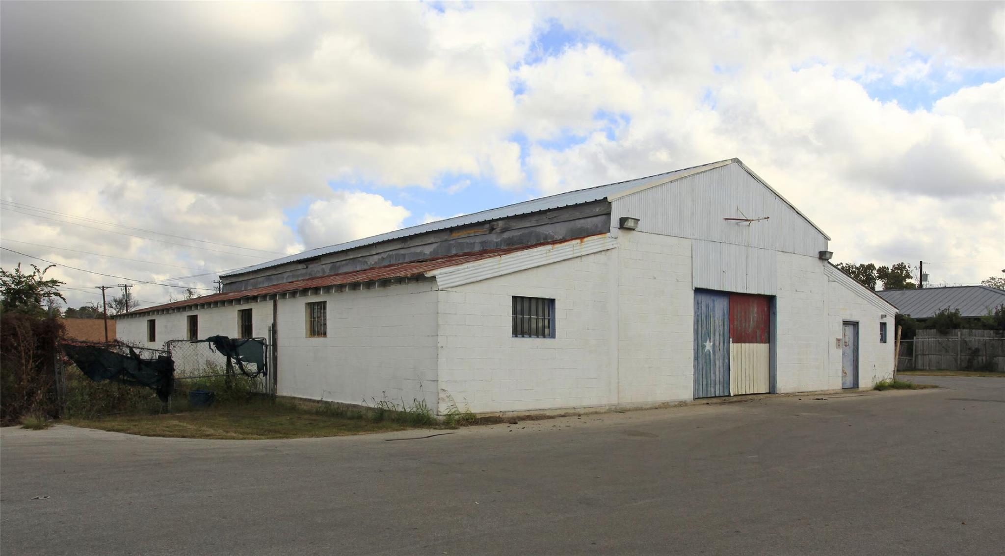 A spacious block and metal outbuilding sits adjac