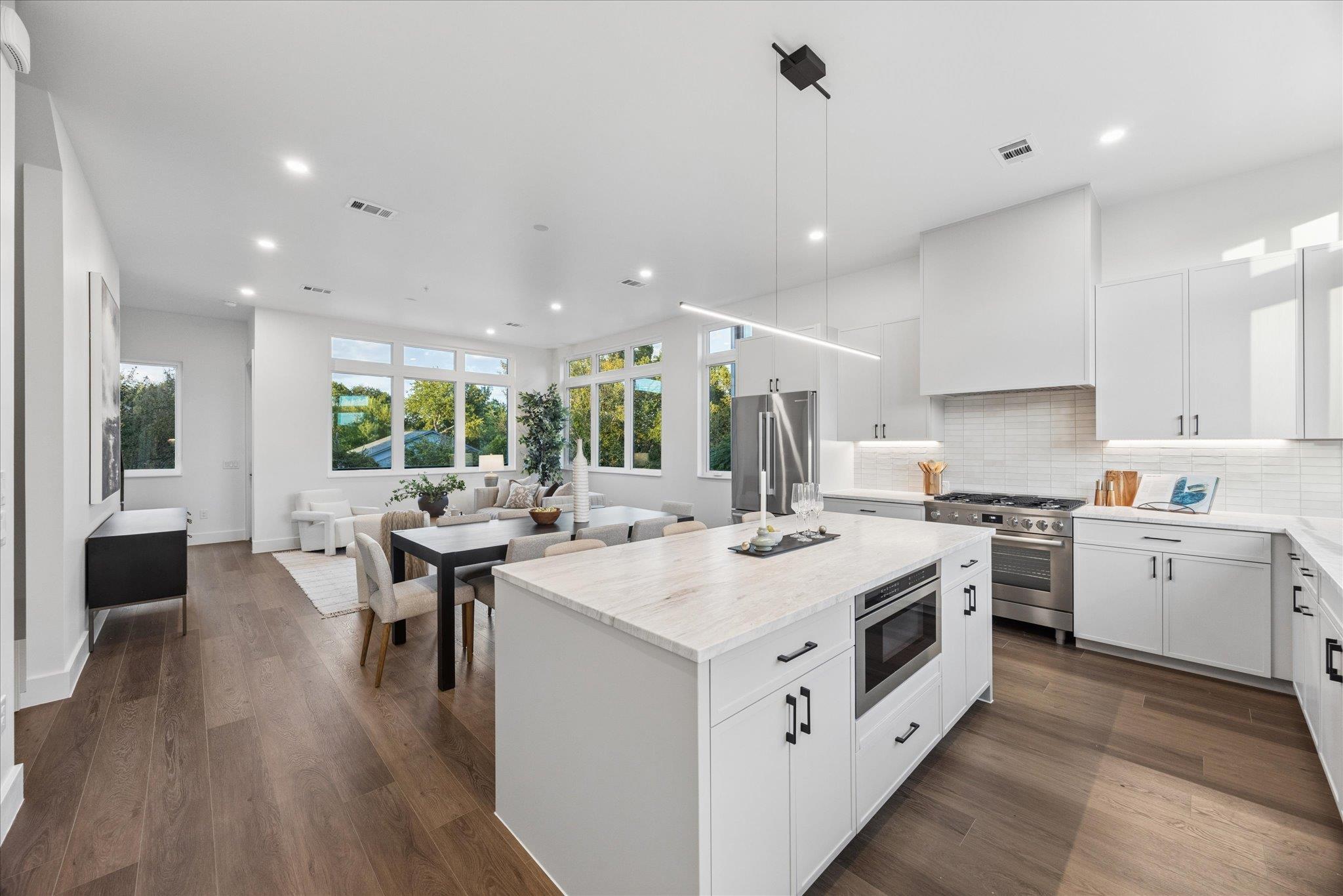 Ảnh nhà đang rao bán 1 của 4101  Menchaca Rd  #203
