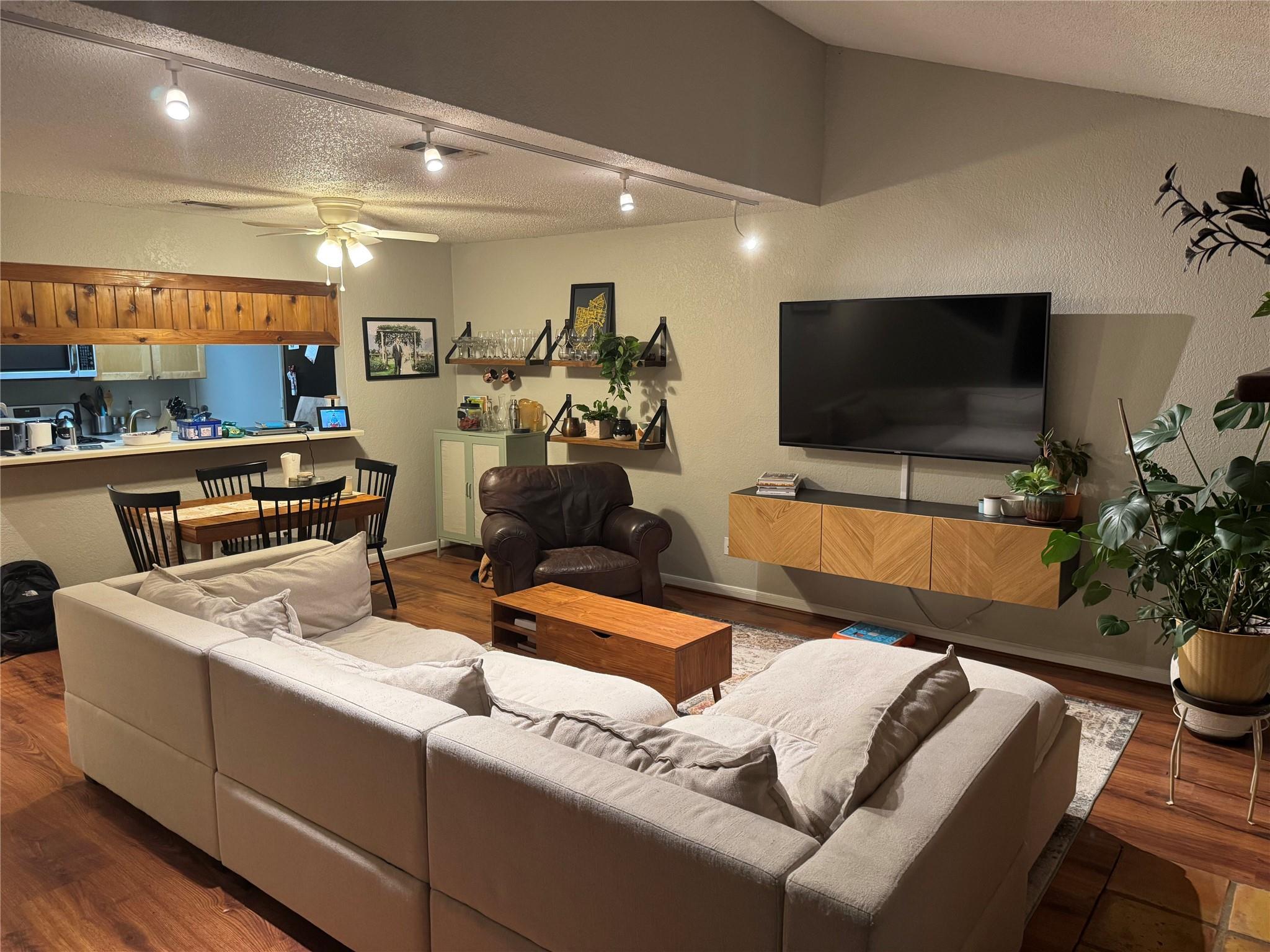 Listing photo 1 of 2506  Thornton Rd  #B