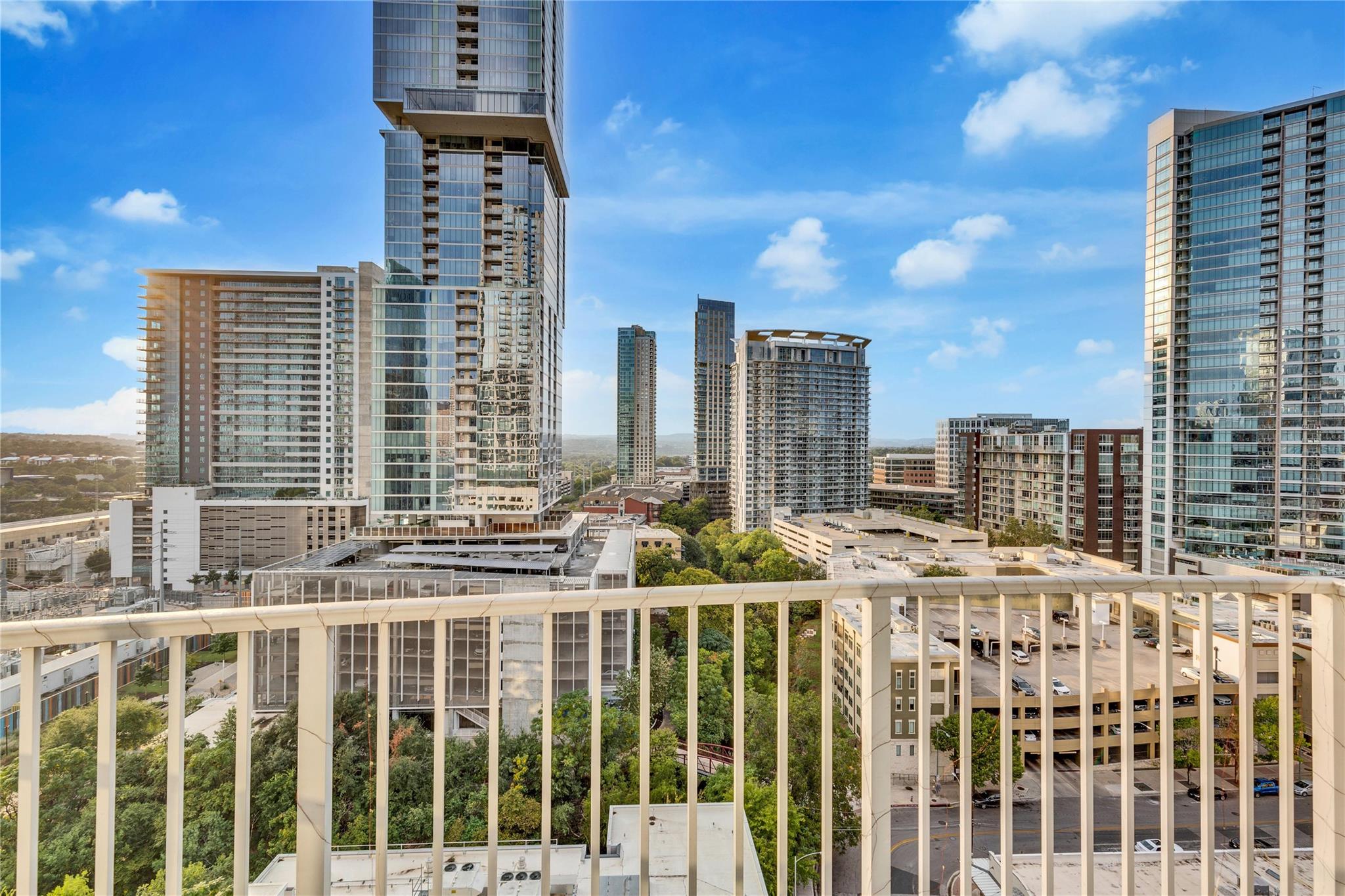 Foto de la propiedad en venta 1 de 360  Nueces St  #1416