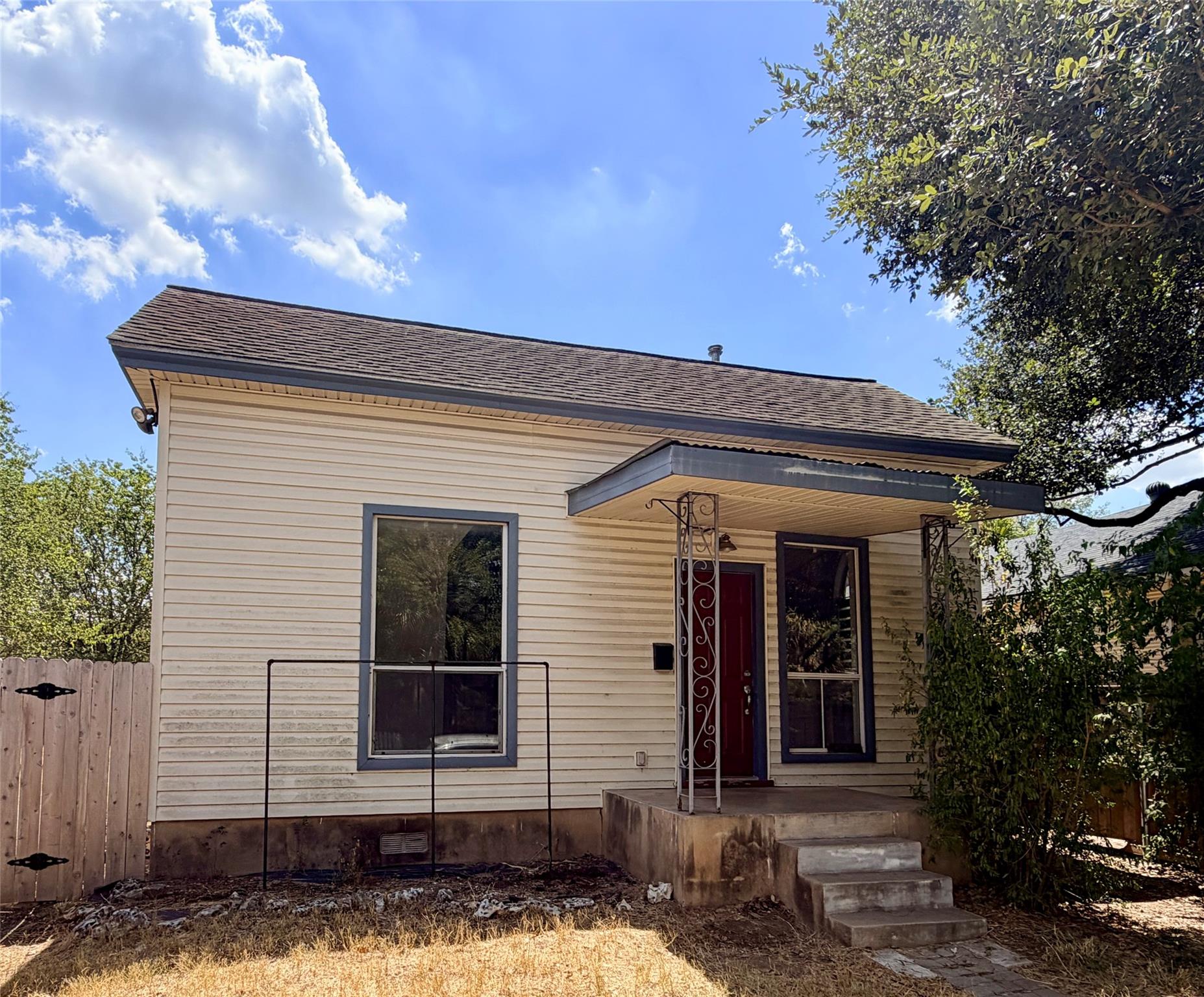 Listing photo 1 of 1509  Willow St