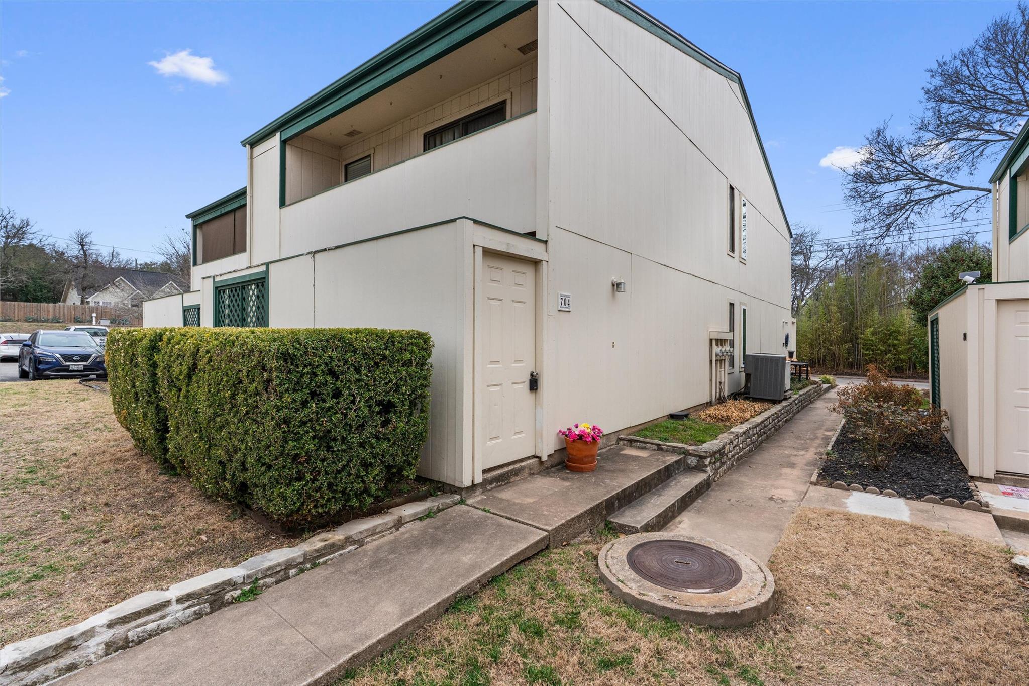 Listing photo 1 of 6718  Silvermine Dr  #704