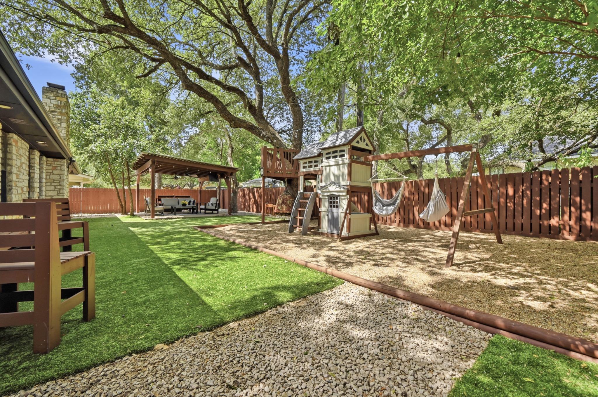 Listing photo 1 of 303  Pin Oak Dr