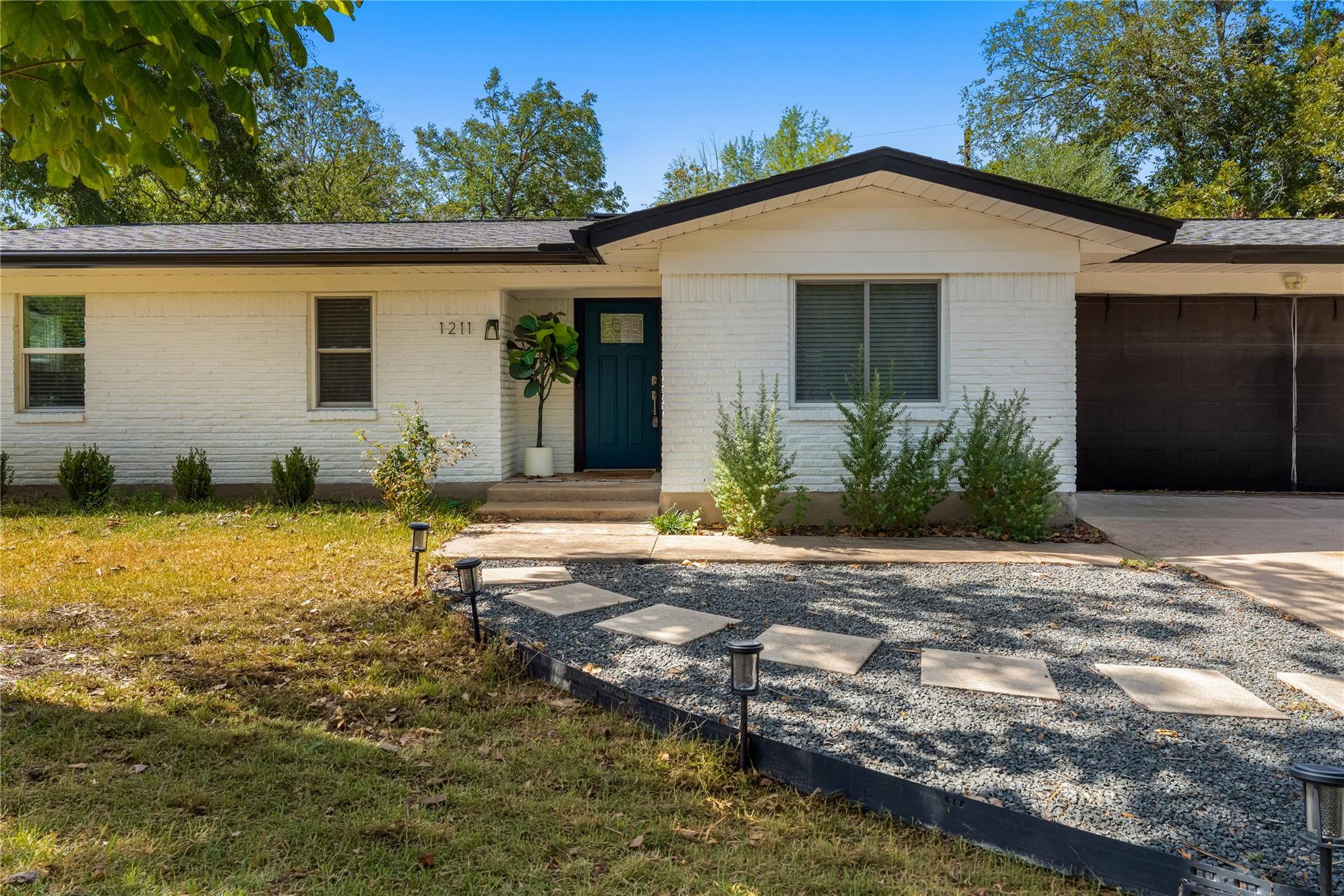 Listing photo 1 of 1211  Sahara Ave