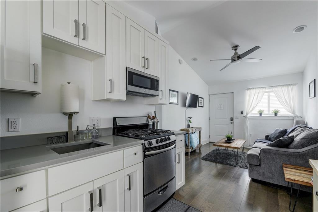 Gleaming hardwood floors and a vaulted ceiling el