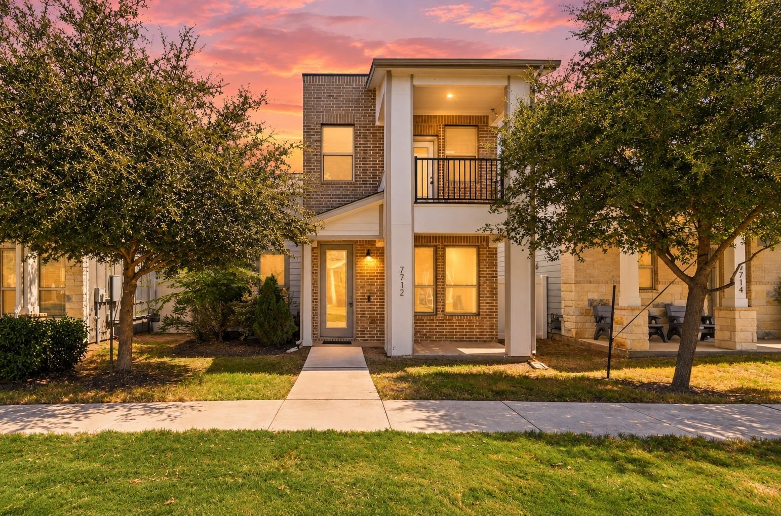 Listing photo 1 of 7712  Frida Bnd
