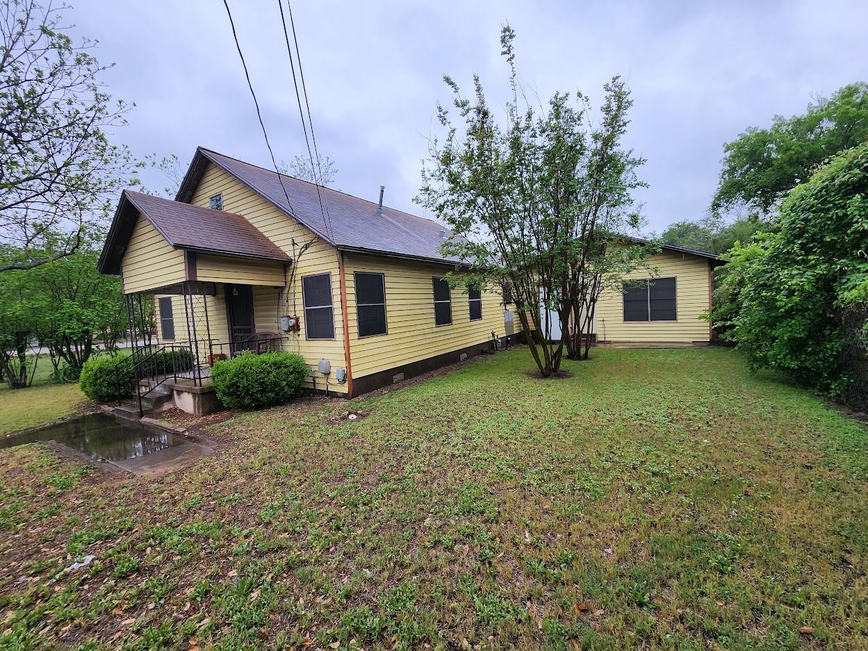 Listing photo 1 of 808  Montopolis Dr