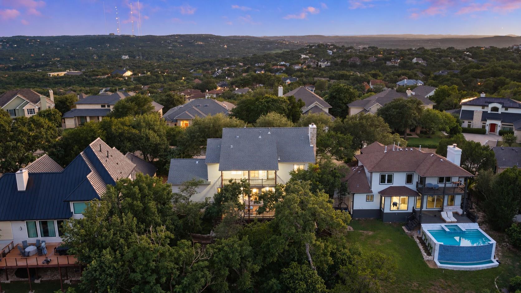 Lush treetops and sweeping neighborhood hills fra