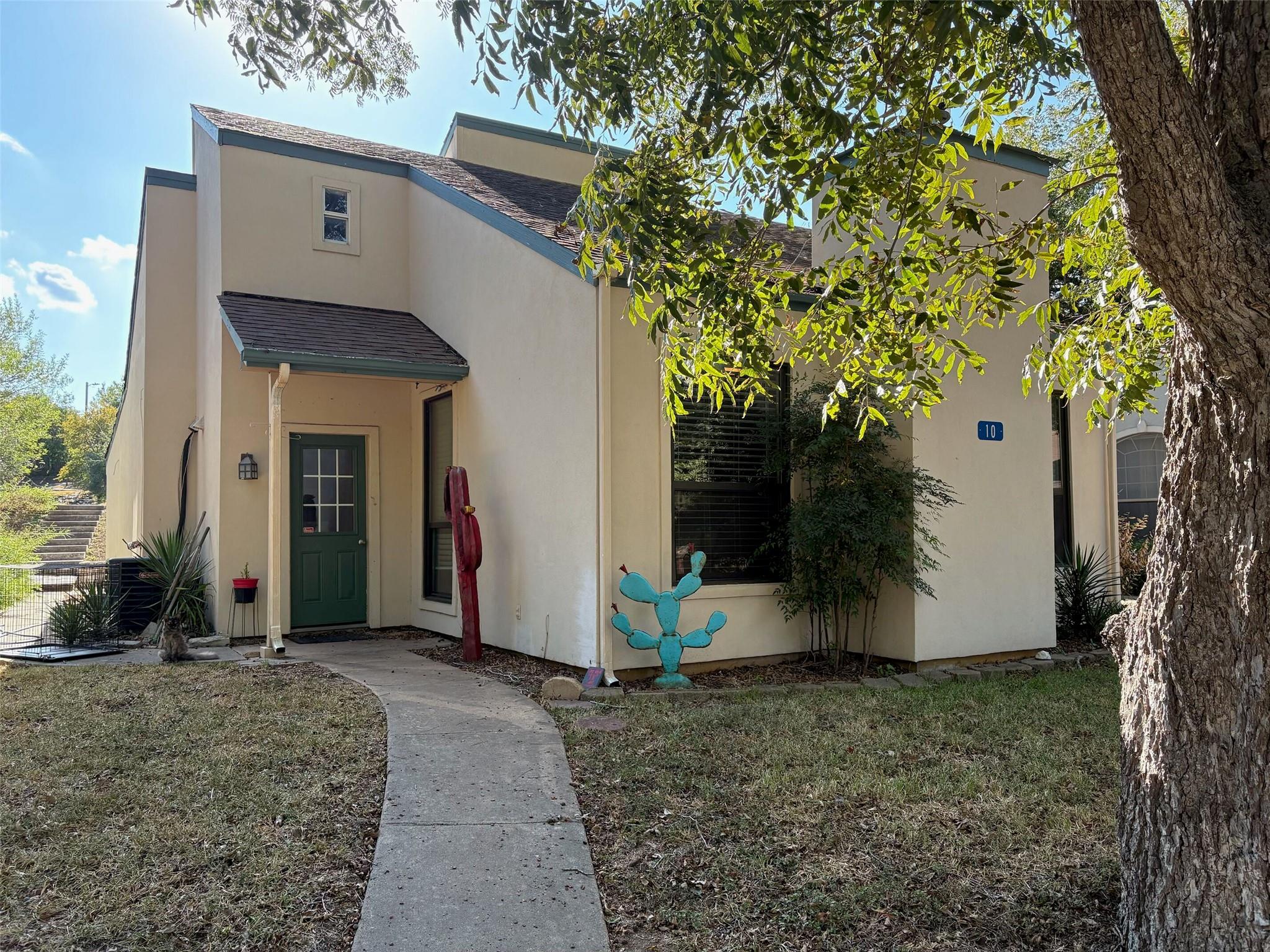Listing photo 1 of 10  Townhouse Cir
