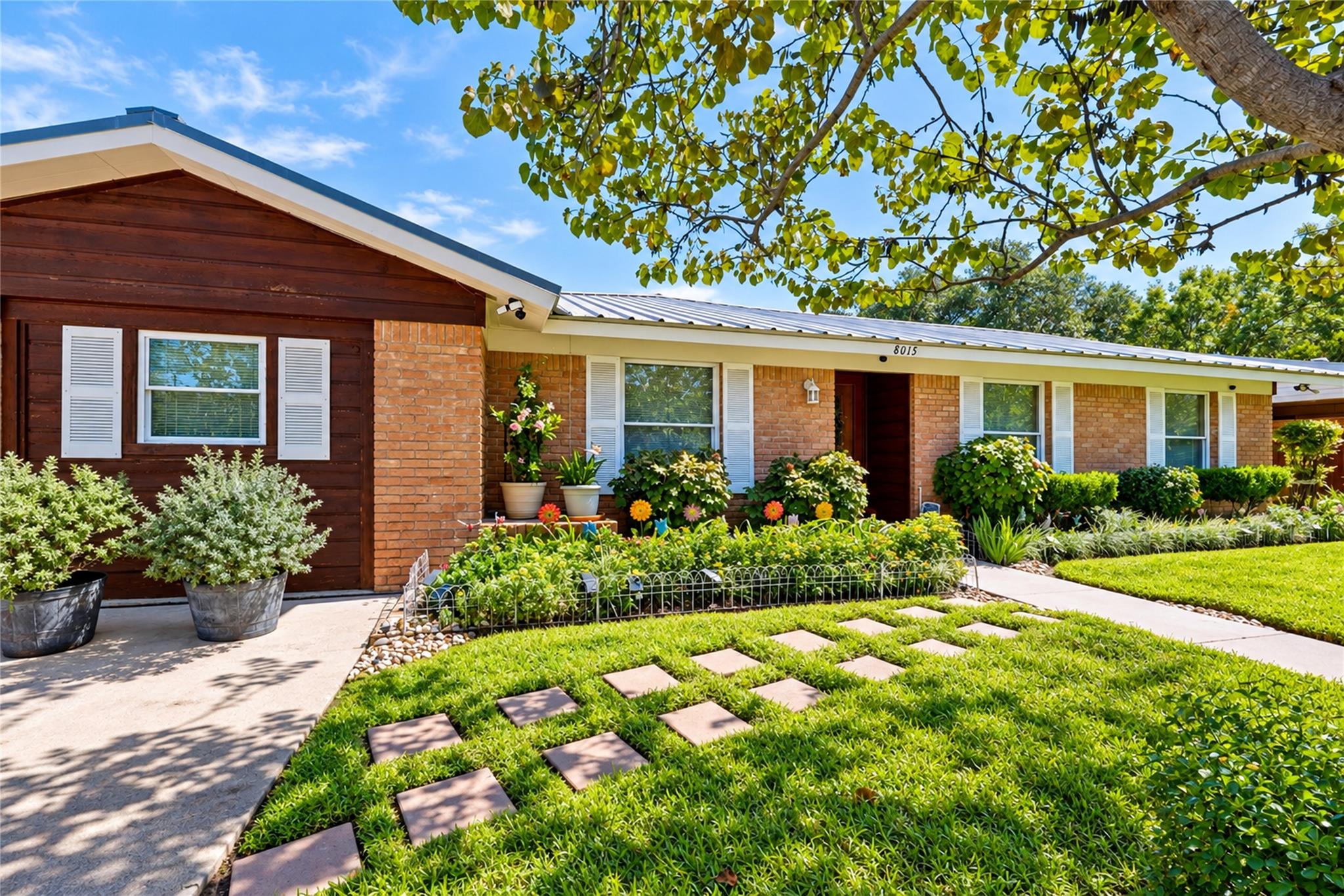 Listing photo 1 of 8015  Gault St