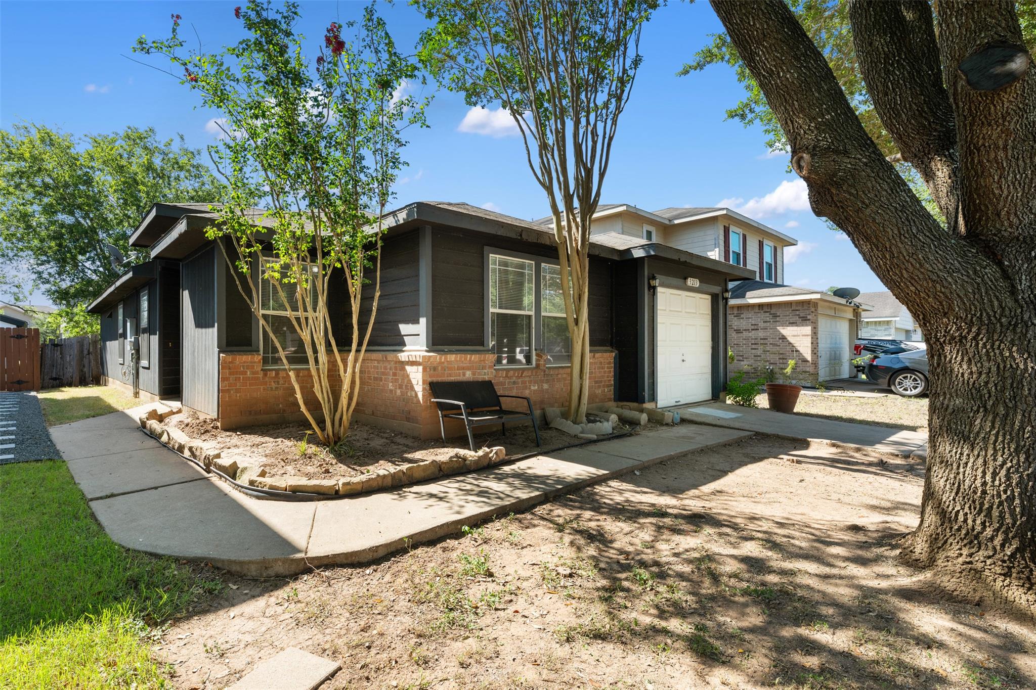 Listing photo 1 of 3213  Crownover St