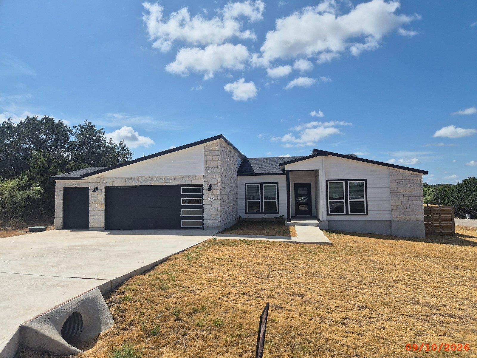 Listing photo 1 of 21905  Redbird Dr