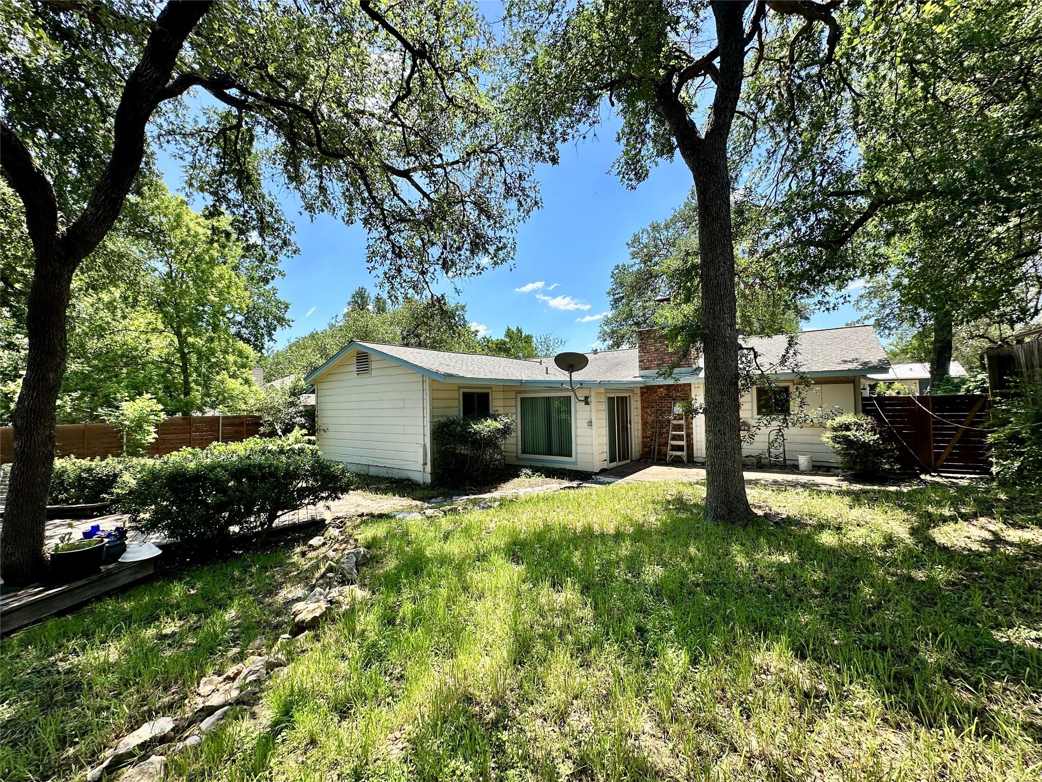 Listing photo 1 of 1704  Parkside Ln