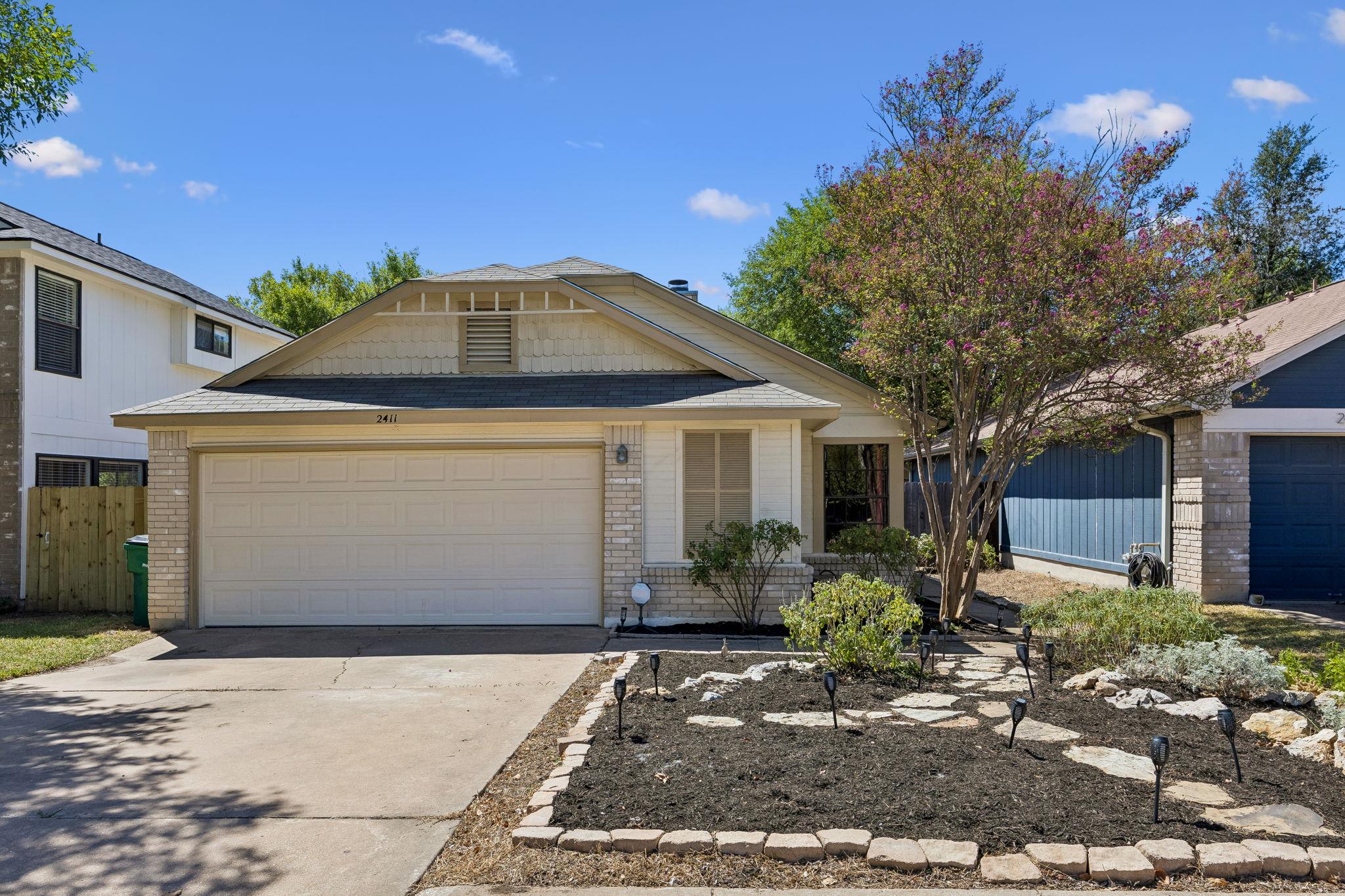 2411  Dowd Ln 매물 사진 1