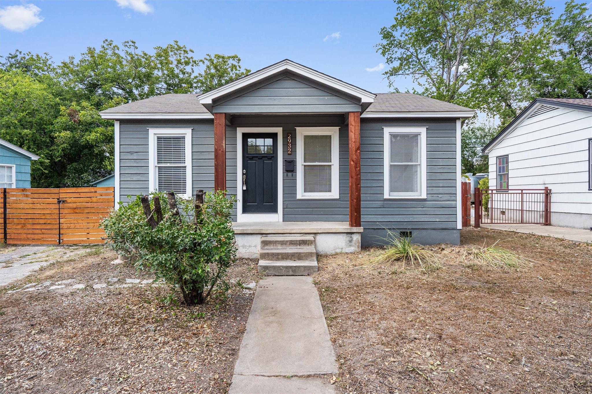 Listing photo 1 of 2932  Moss St