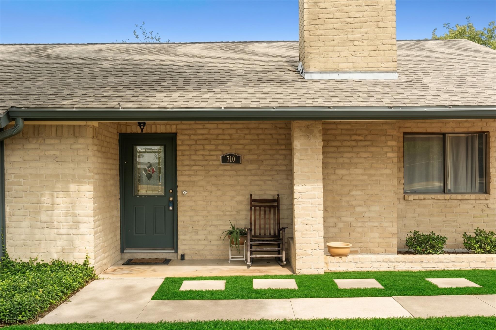 Listing photo 1 of 710  Lake View Cv