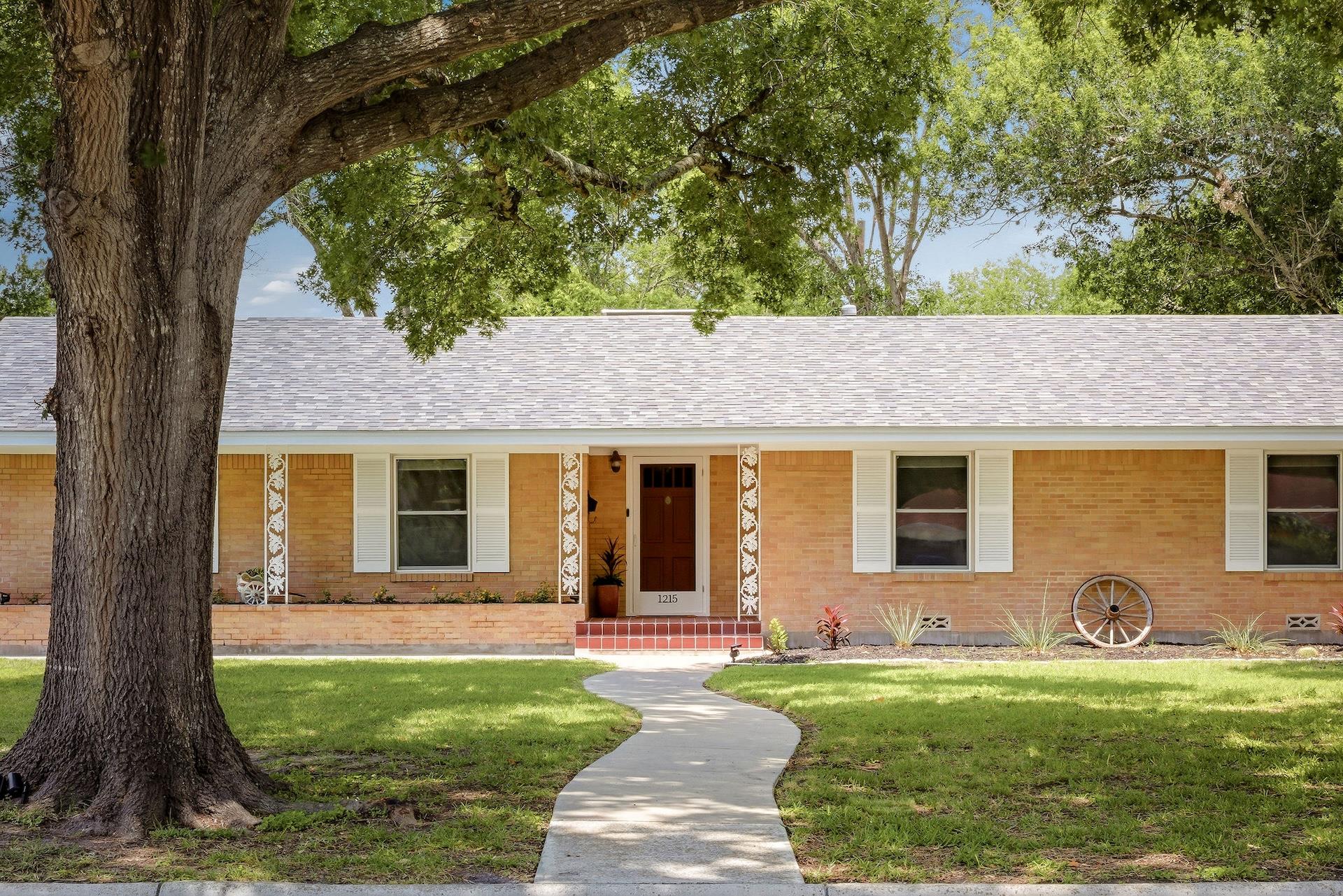 Listing photo 1 of 1215 W Live Oak St