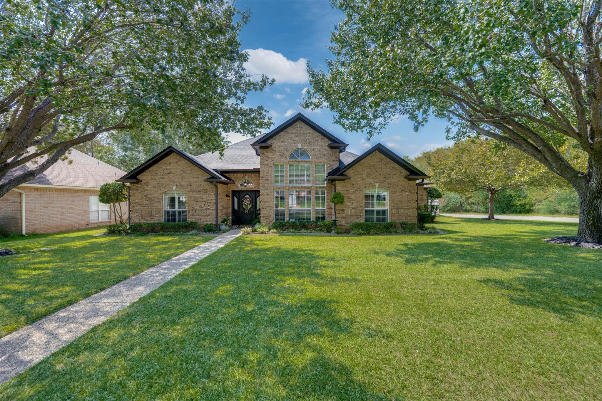 Listing photo 1 of 1318  Spring Branch Dr