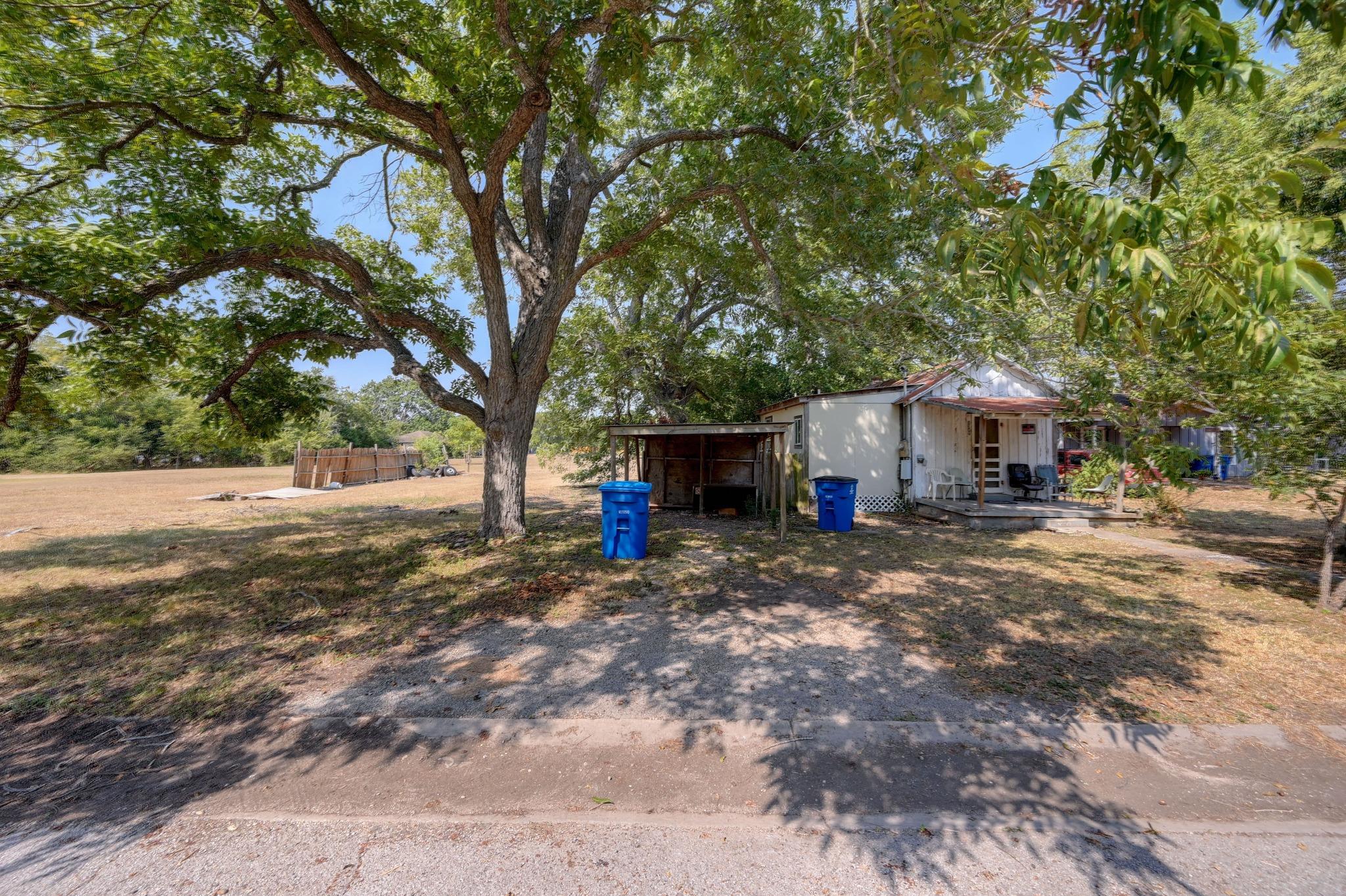 Listing photo 1 of 1317  Hondo St