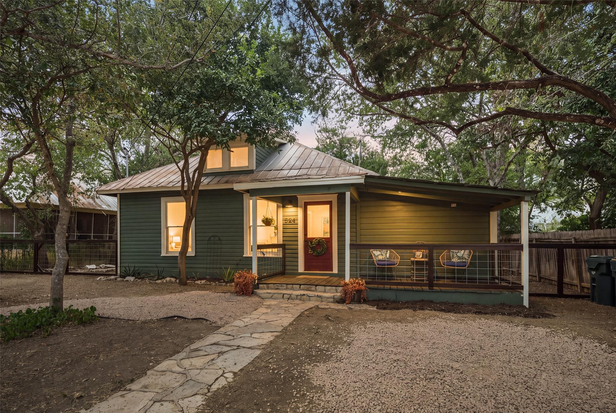 Listing photo 1 of 524  Lindsey St