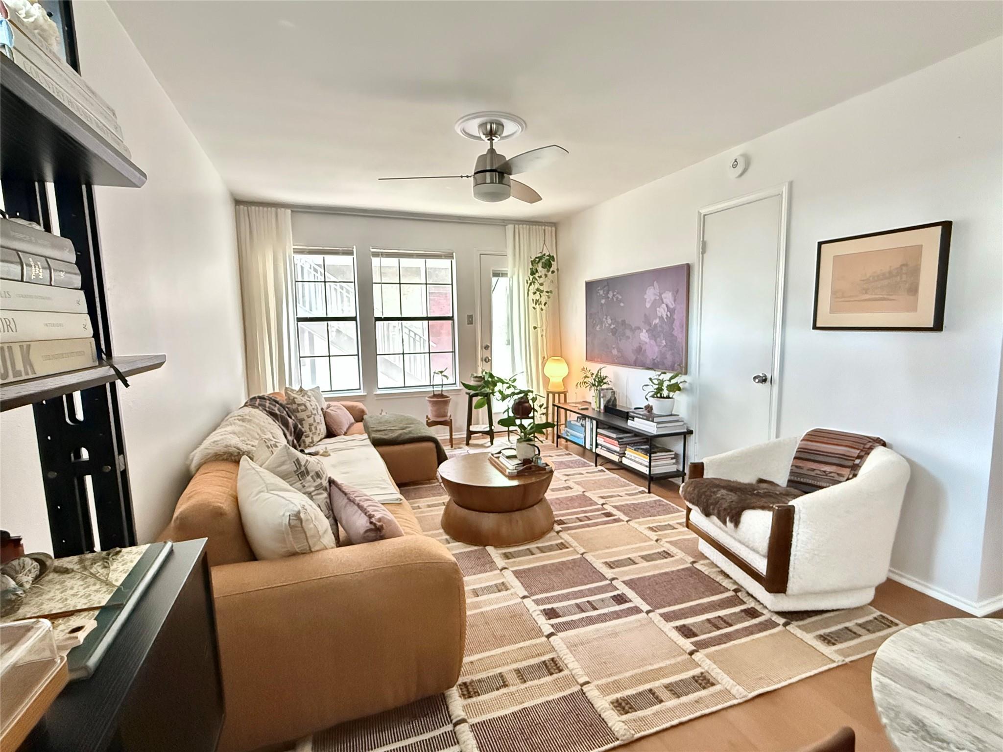 Listing photo 1 of 2215  Post Rd  #1080