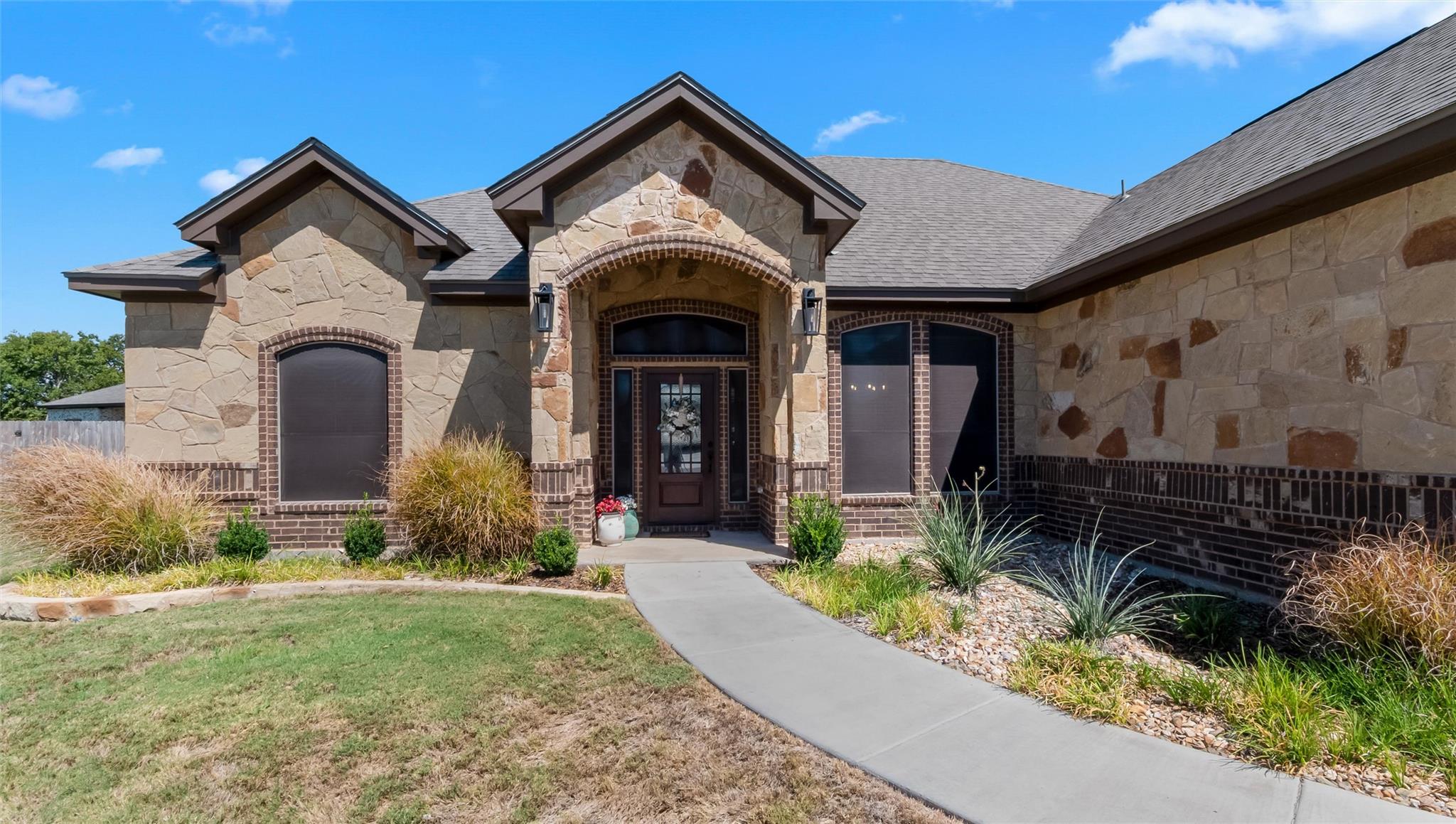 Listing photo 1 of 812  Eagle Crest Cv