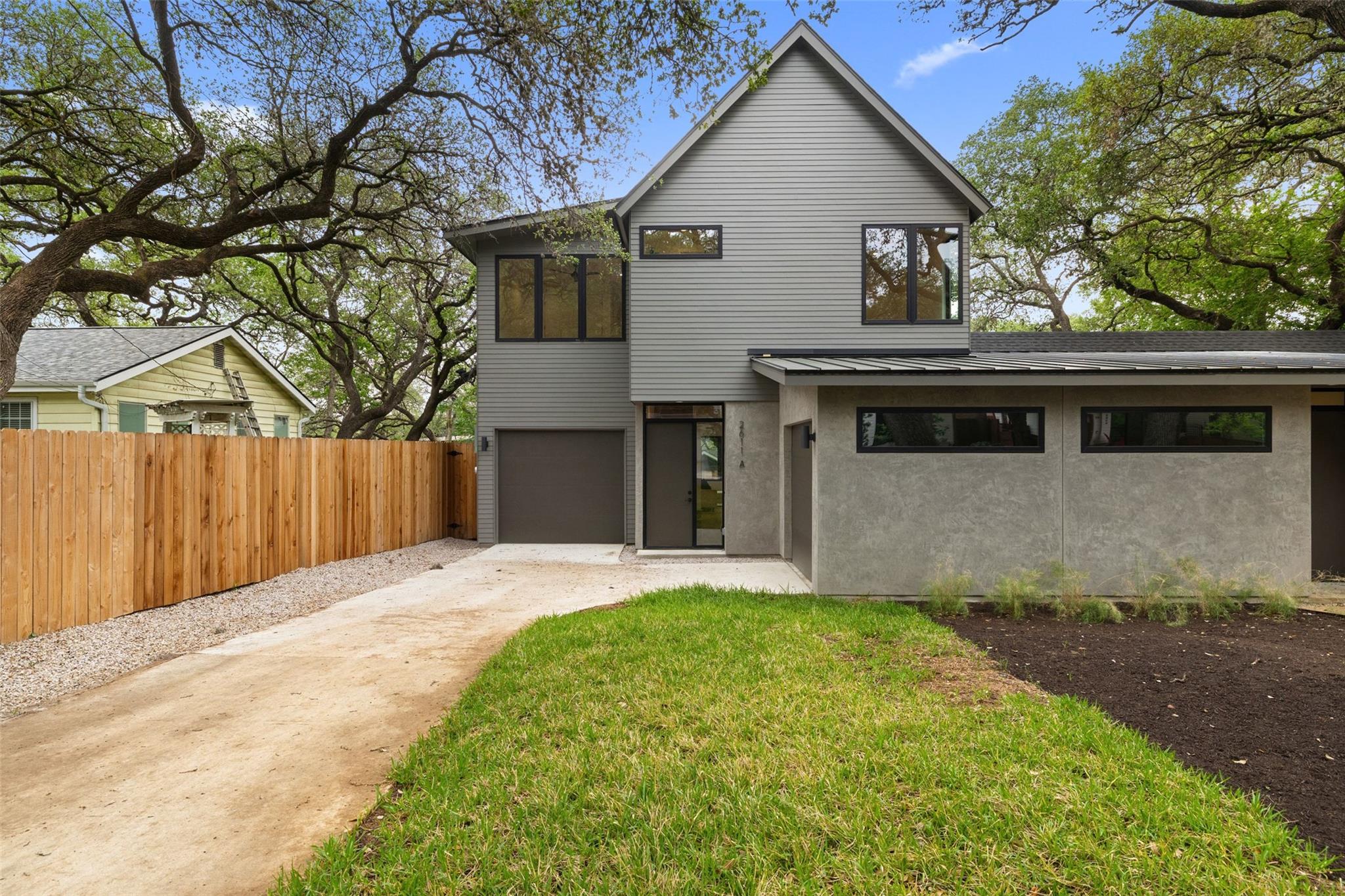 Listing photo 1 of 2611  Oak Crest Ave  #A