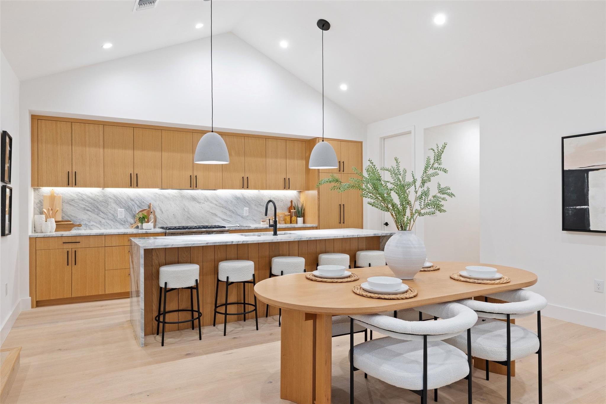 Listing photo 1 of 2611  Oak Crest Ave  #B