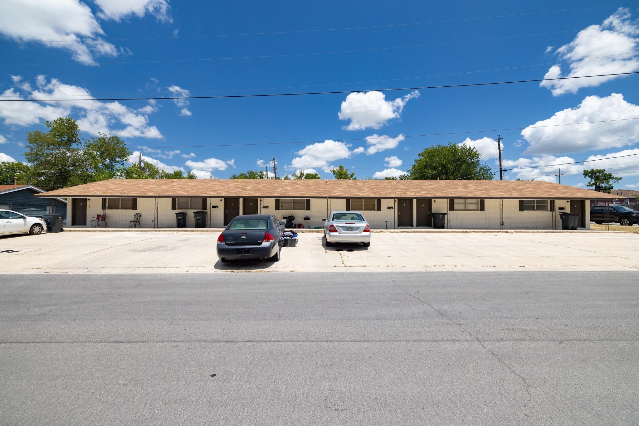 A low-maintenance single-story multifamily buildi