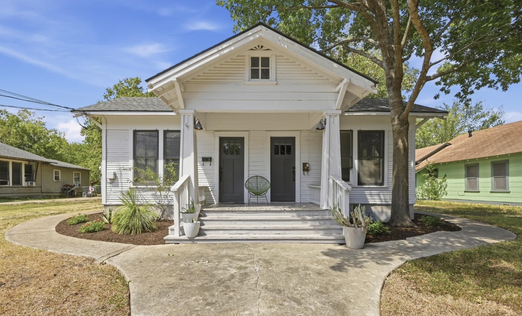 Listing photo 1 of 919 W Prairie Lea St