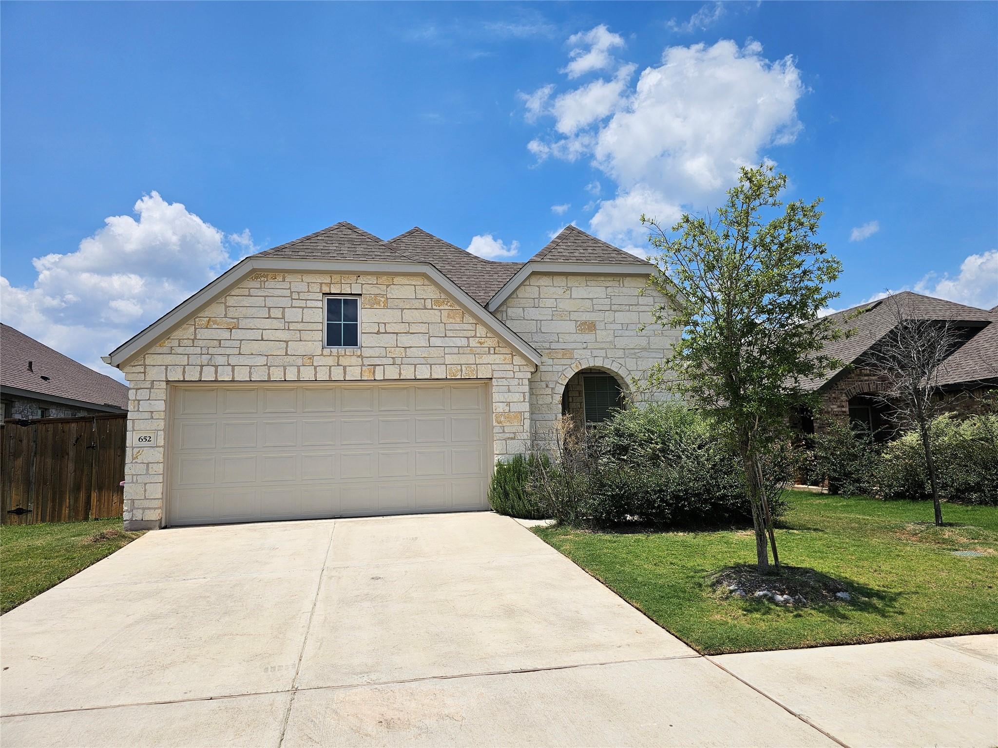 Listing photo 1 of 652  Pheasant Hill Ln