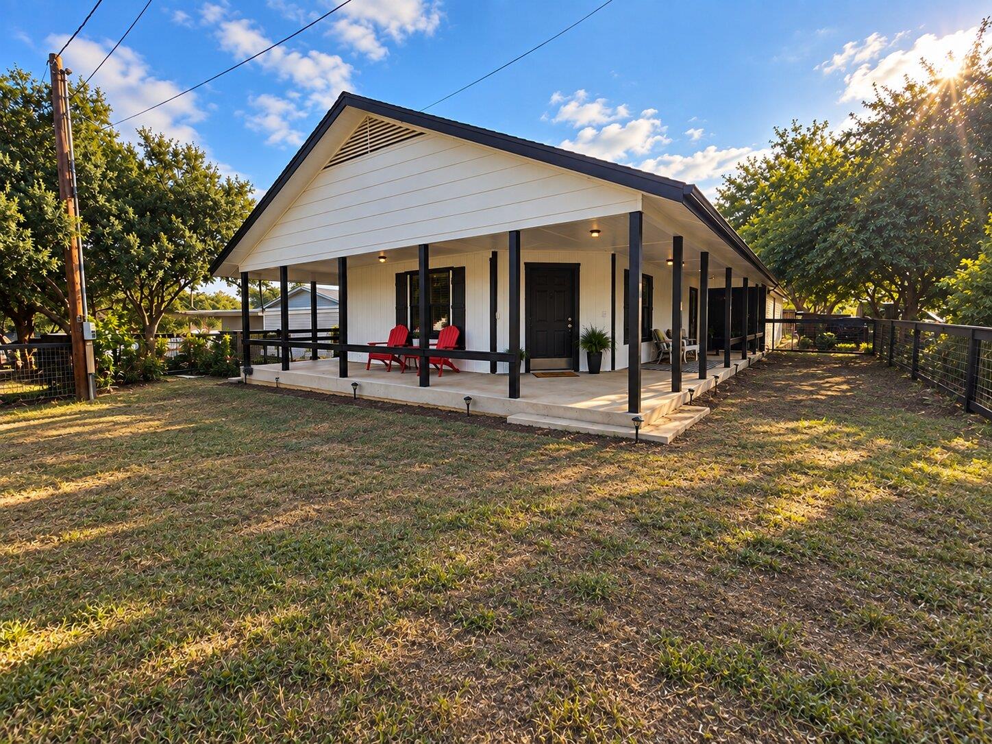 Listing photo 1 of 126  Travis Ln