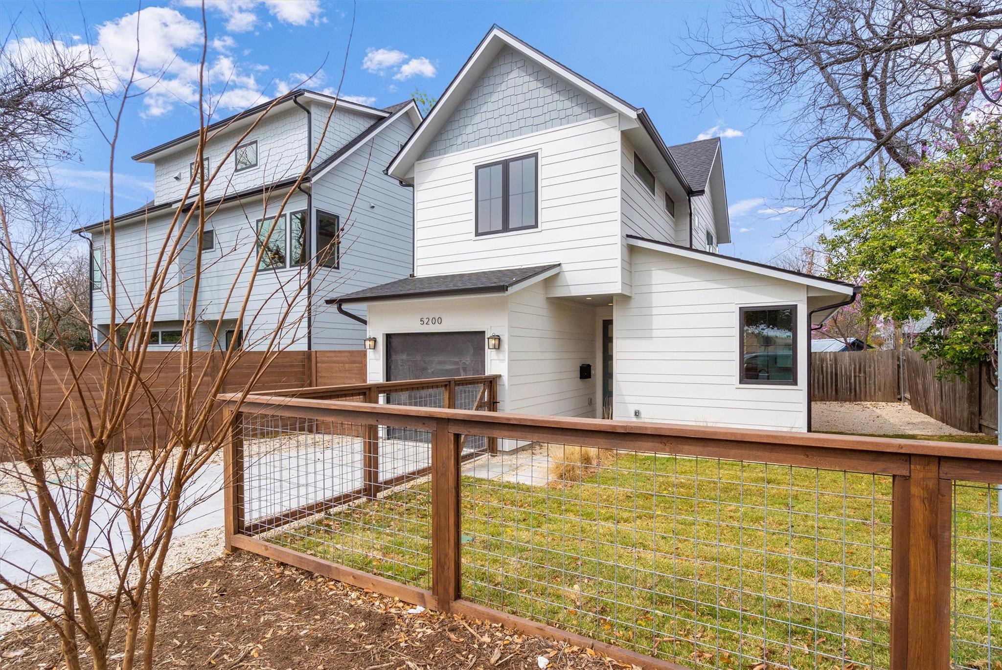 Crisp horizontal siding and a matching wooden fen