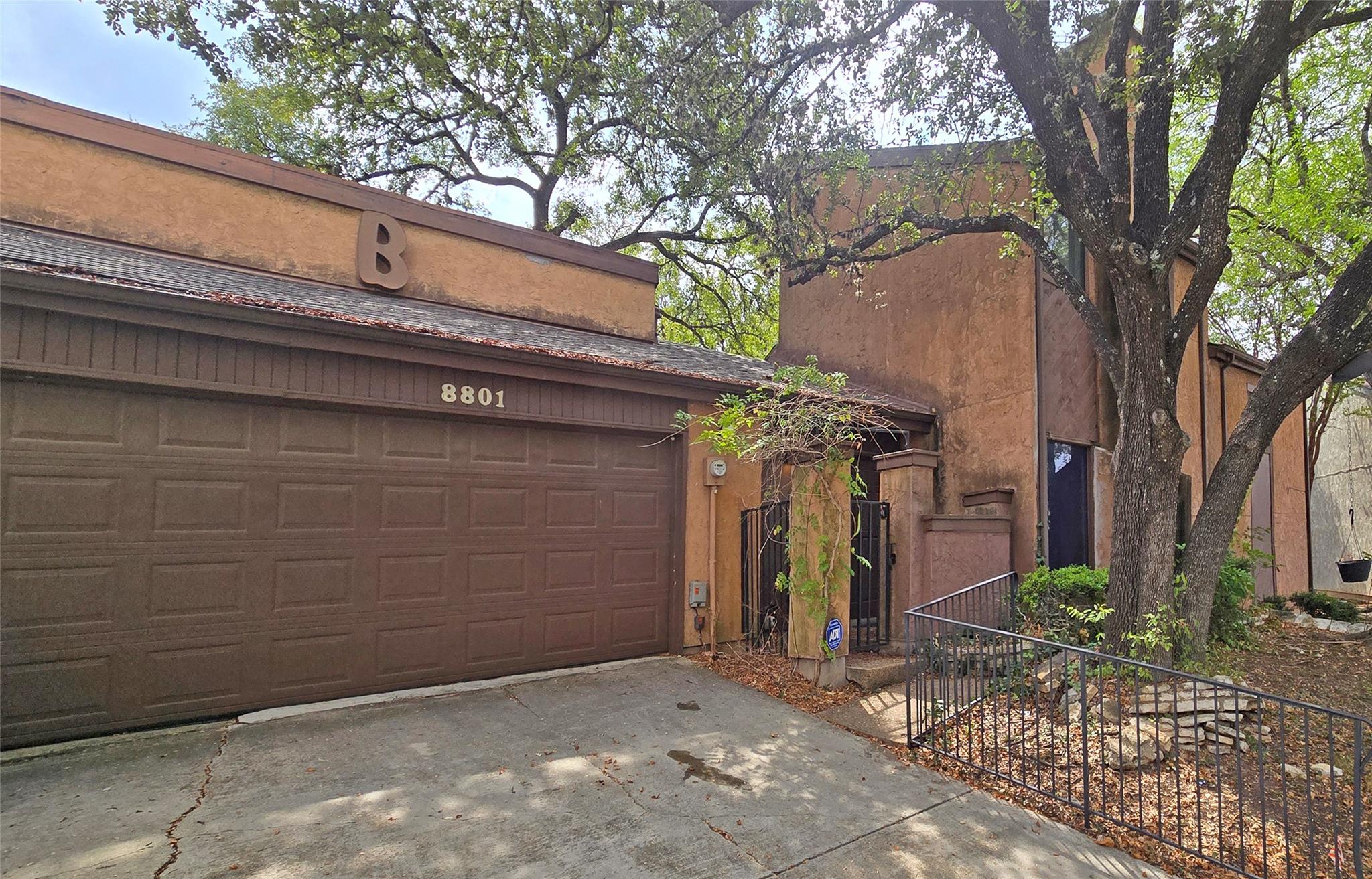 Listing photo 1 of 8801  Merion Cir