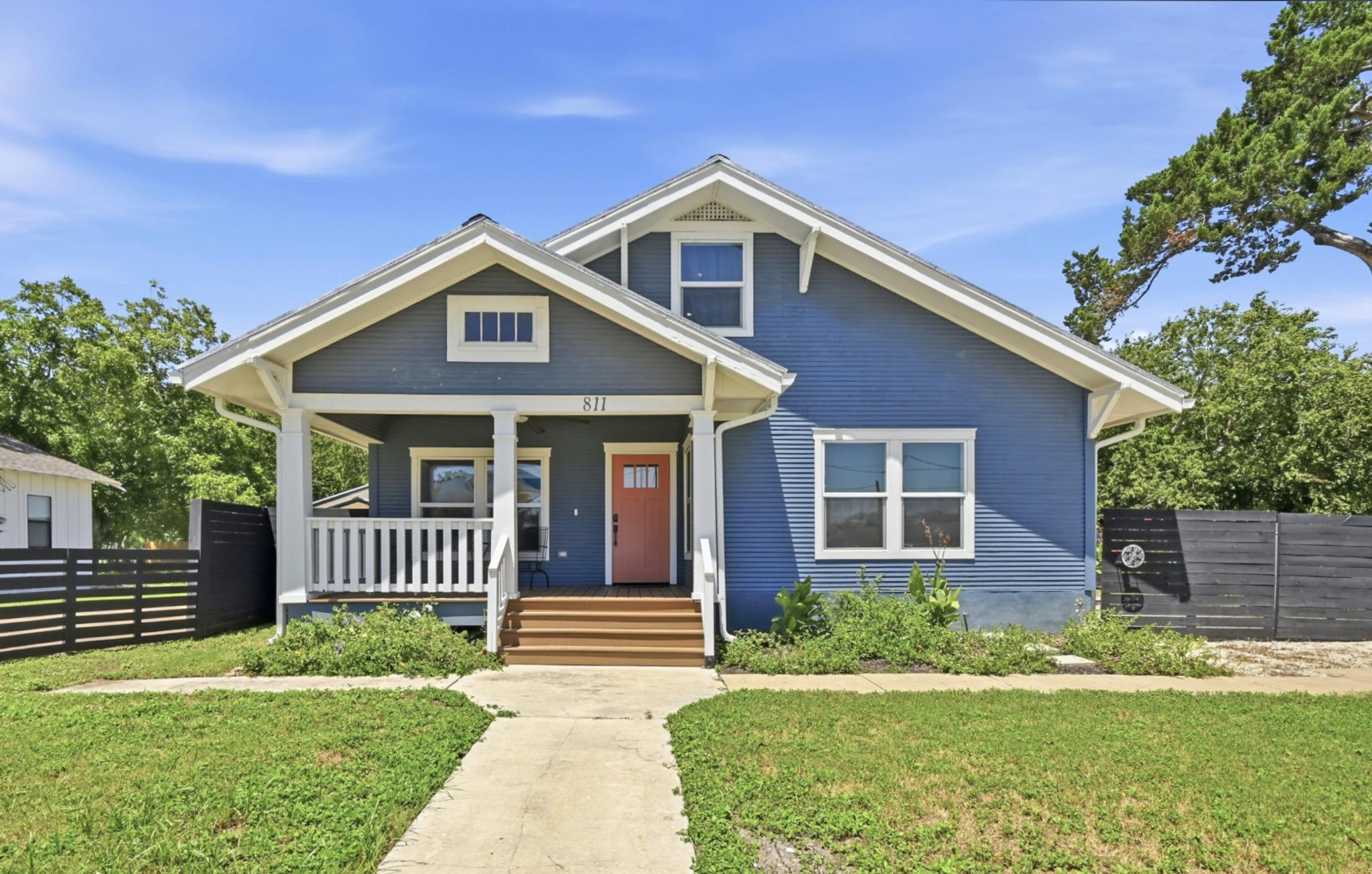Listing photo 1 of 811/ 813 S Commerce St