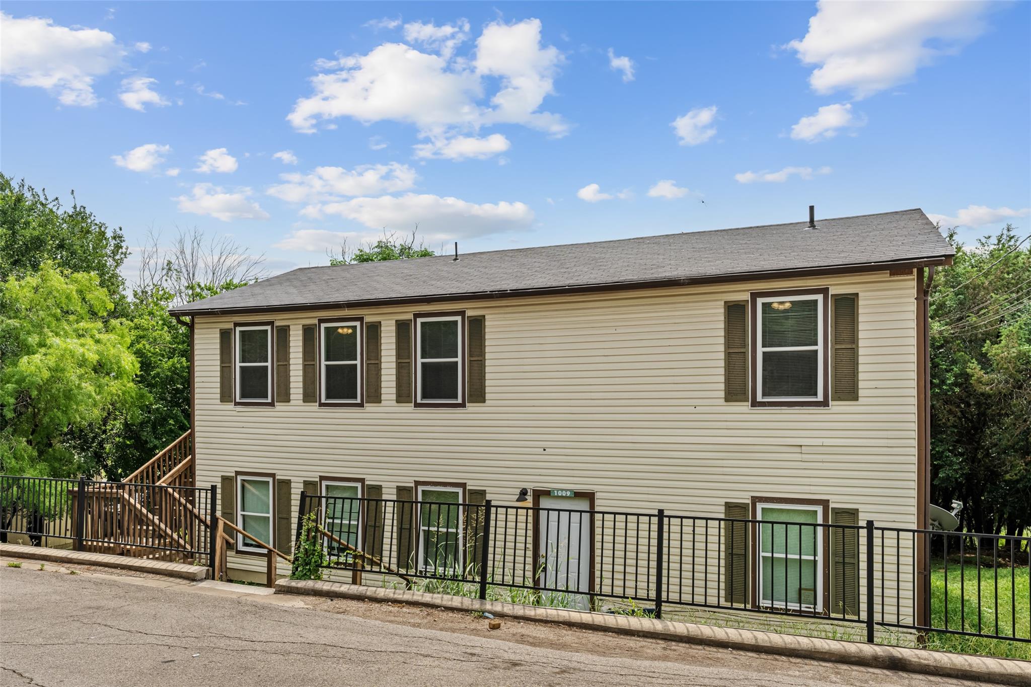 Listing photo 1 of 1009-1019  Advance St