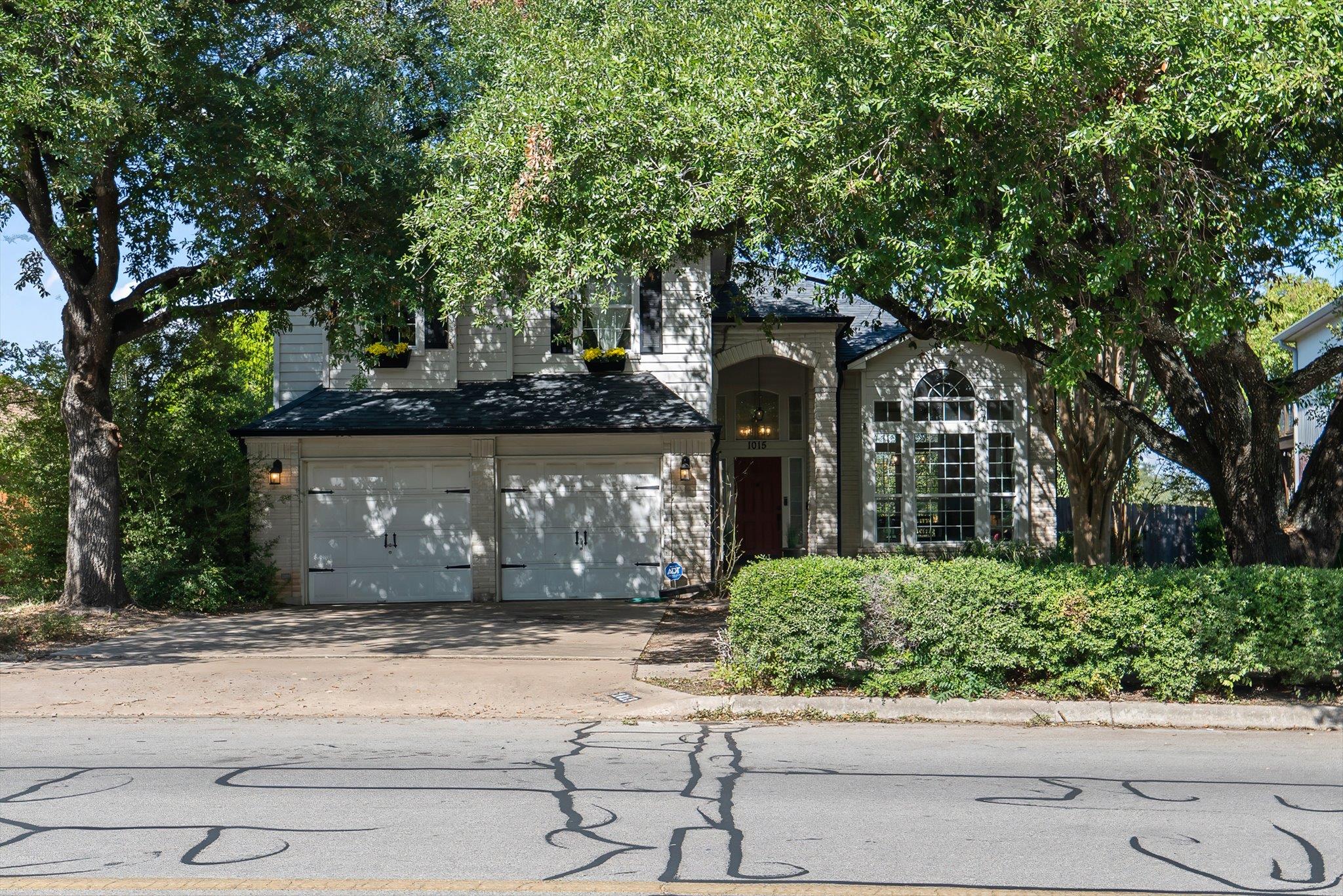 Listing photo 1 of 1015  Oaklands Dr