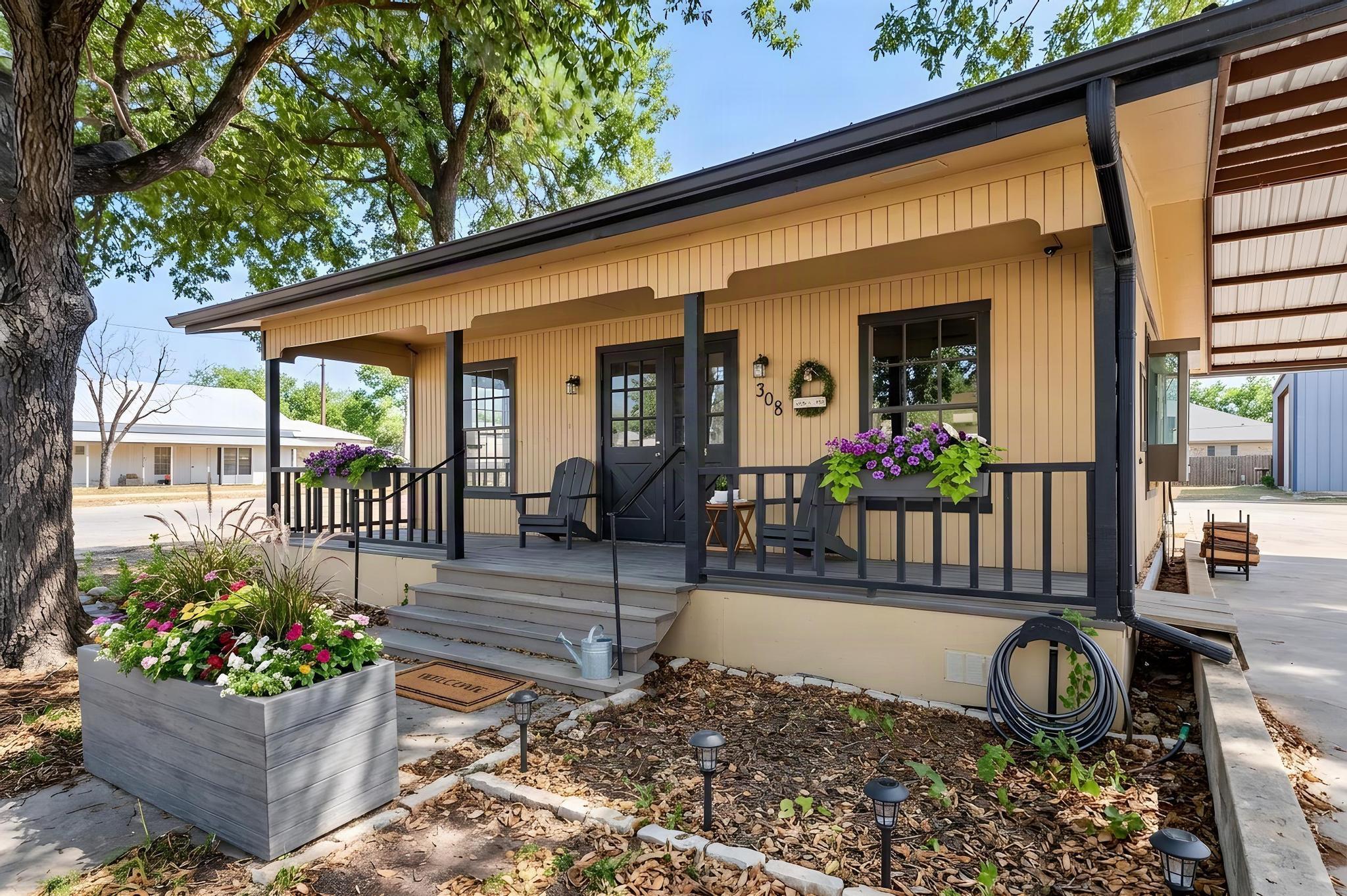 Listing photo 1 of 308 S Dalton St