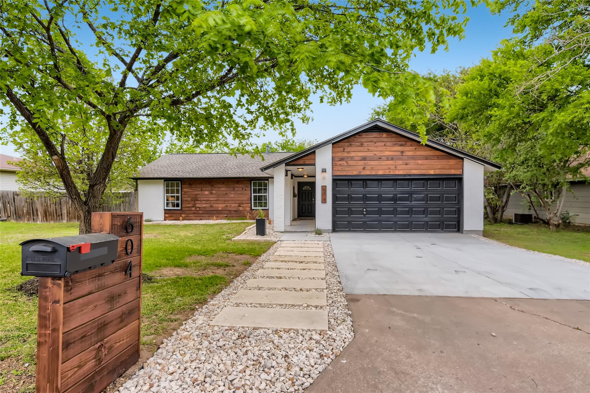 Listing photo 1 of 604  Garden Path Dr