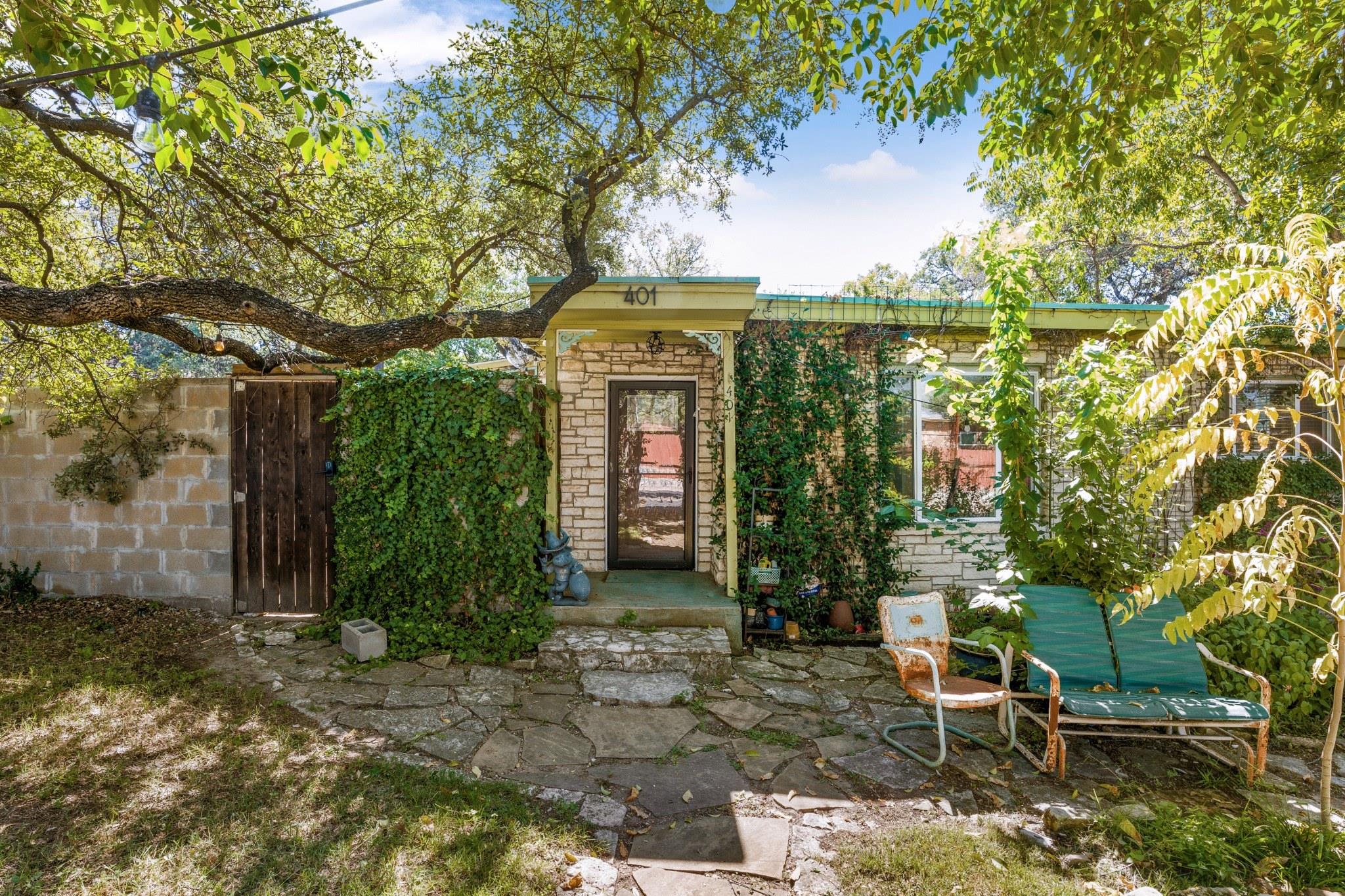 Listing photo 1 of 401 W Live Oak St None