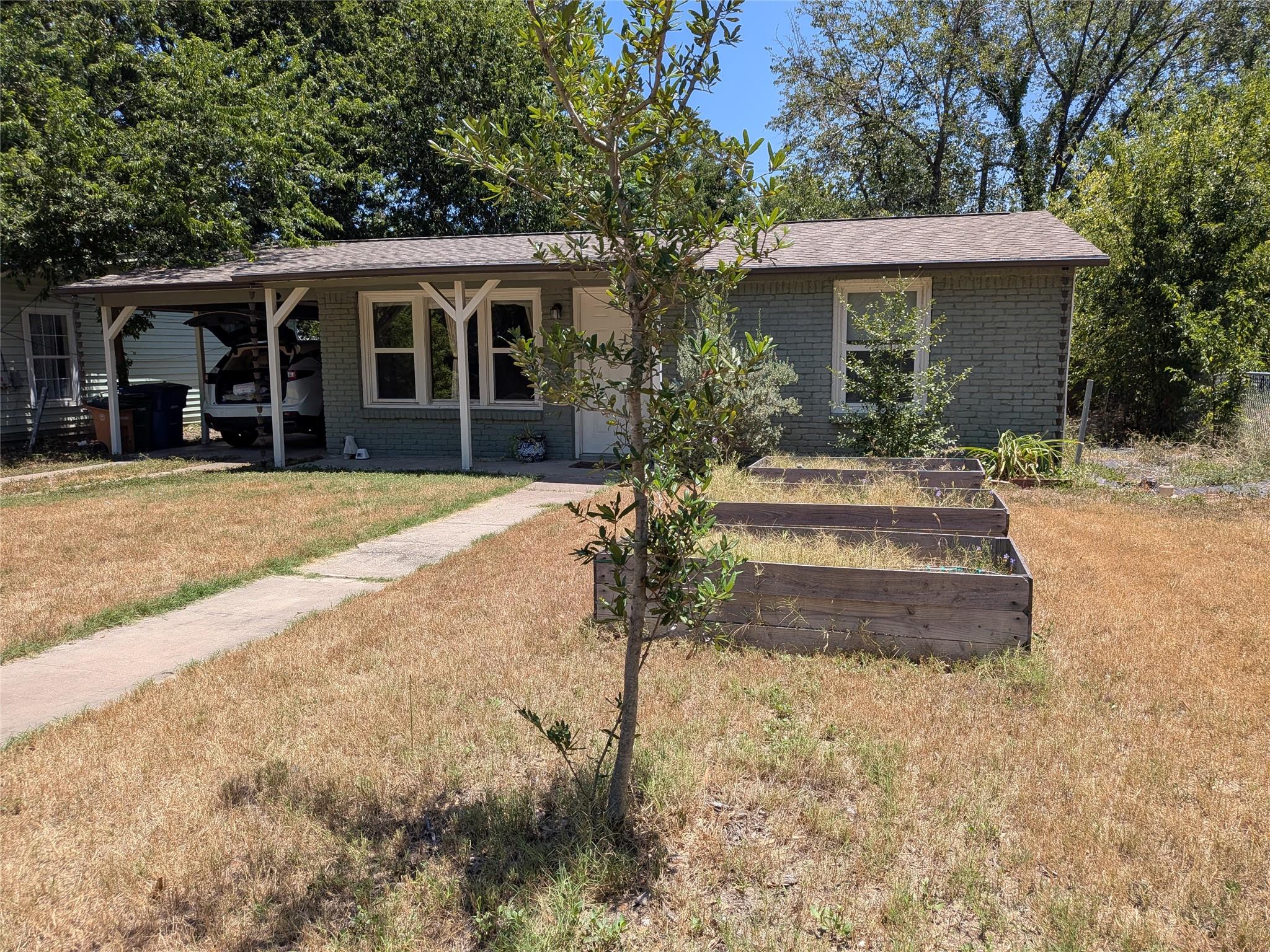 Listing photo 1 of 1109  Spur St