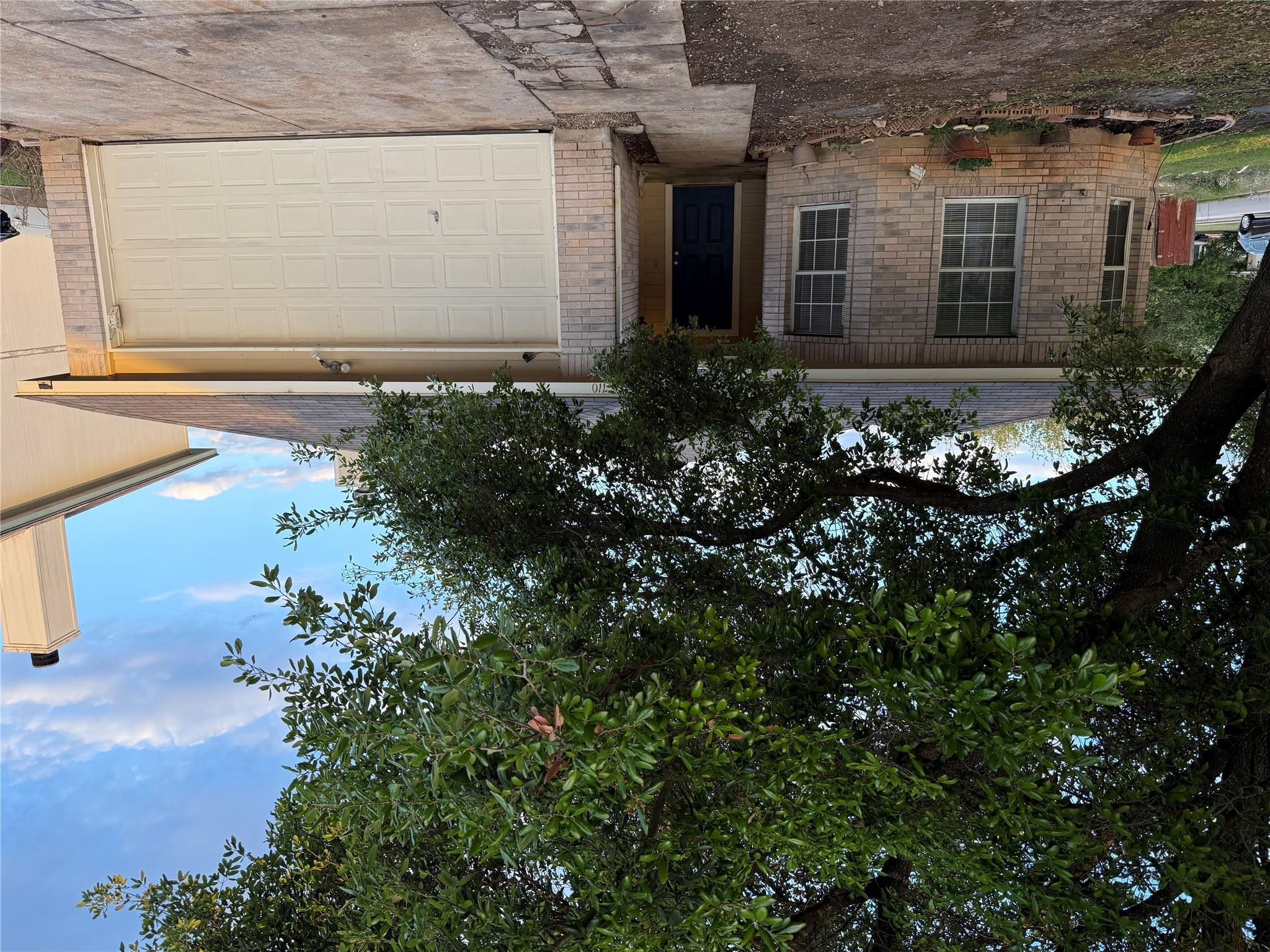 Listing photo 1 of 710  Eaglecreek Dr