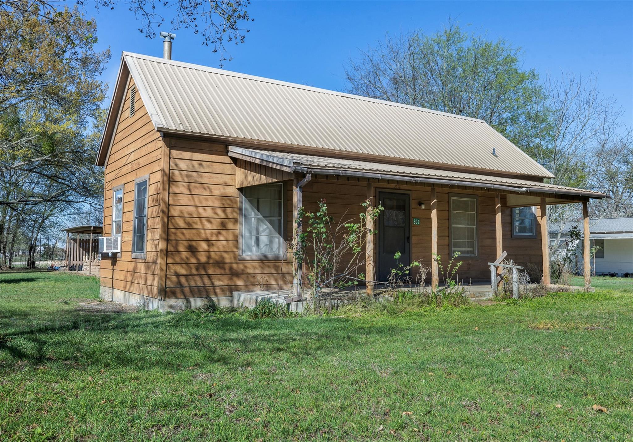 Listing photo 1 of 809 N Main St