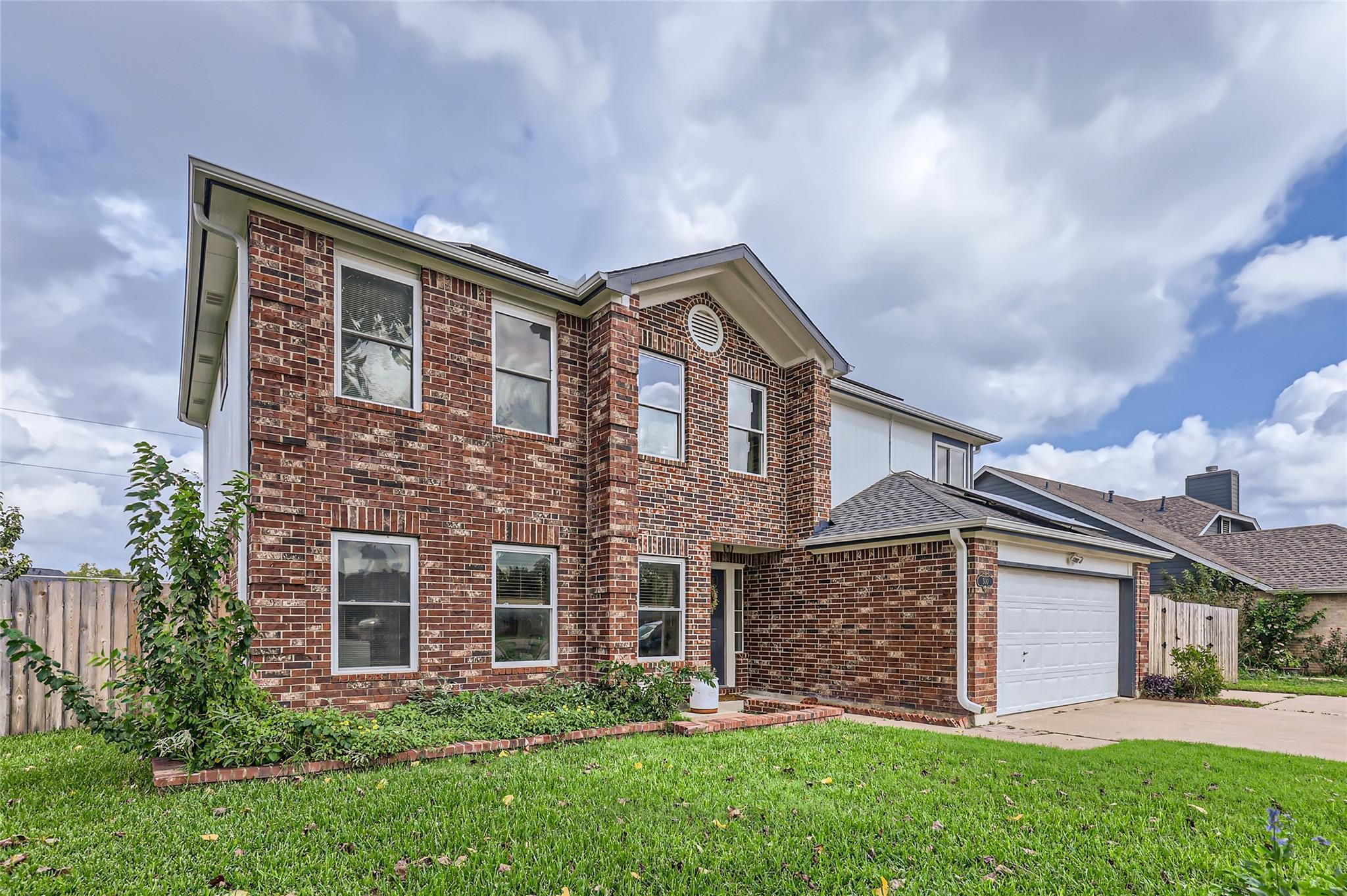 Listing photo 1 of 500  Hawthorne Ln